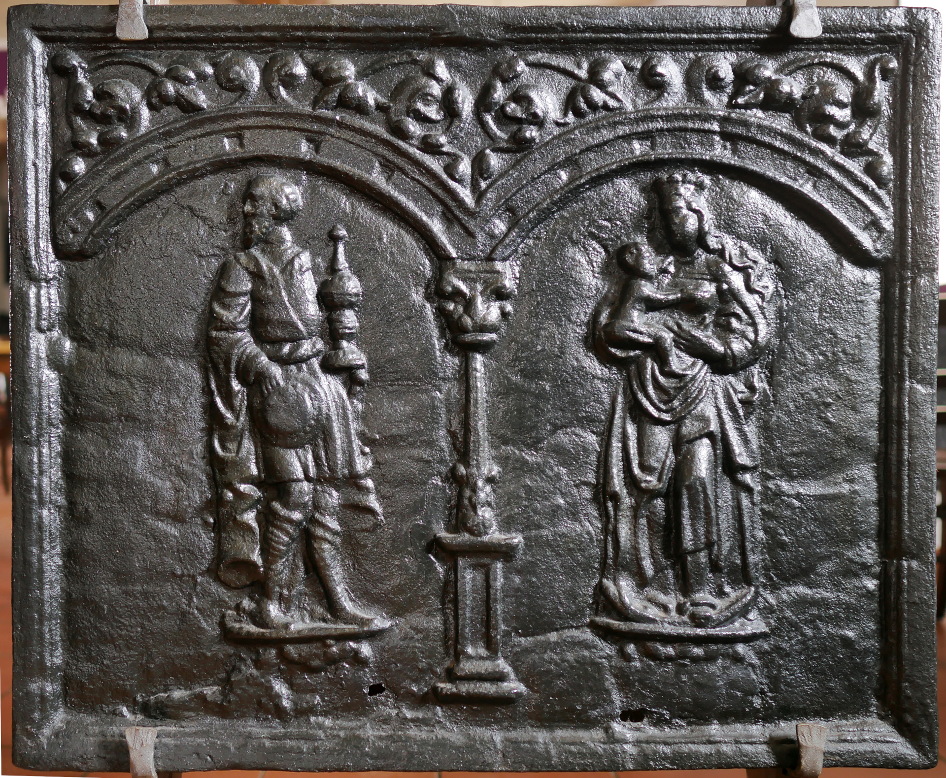 Takenplatte oder Kaminplatte Melchior und Madonna (Volkskunde- und Freilichtmuseum Roscheider Hof CC0)