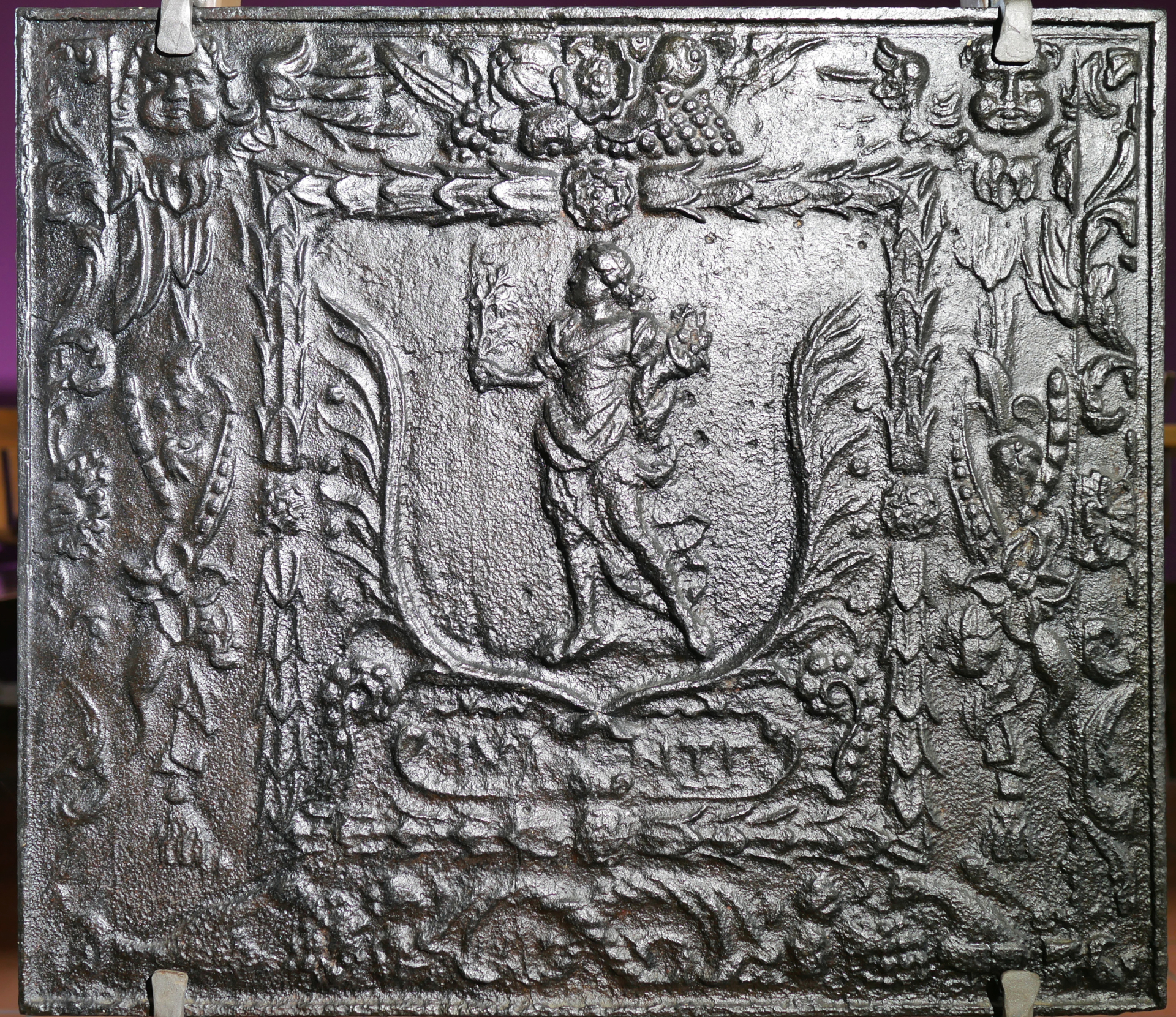 Takenplatte oder Kaminplatte; Allegorie des Herbstes (Volkskunde- und Freilichtmuseum Roscheider Hof CC0)