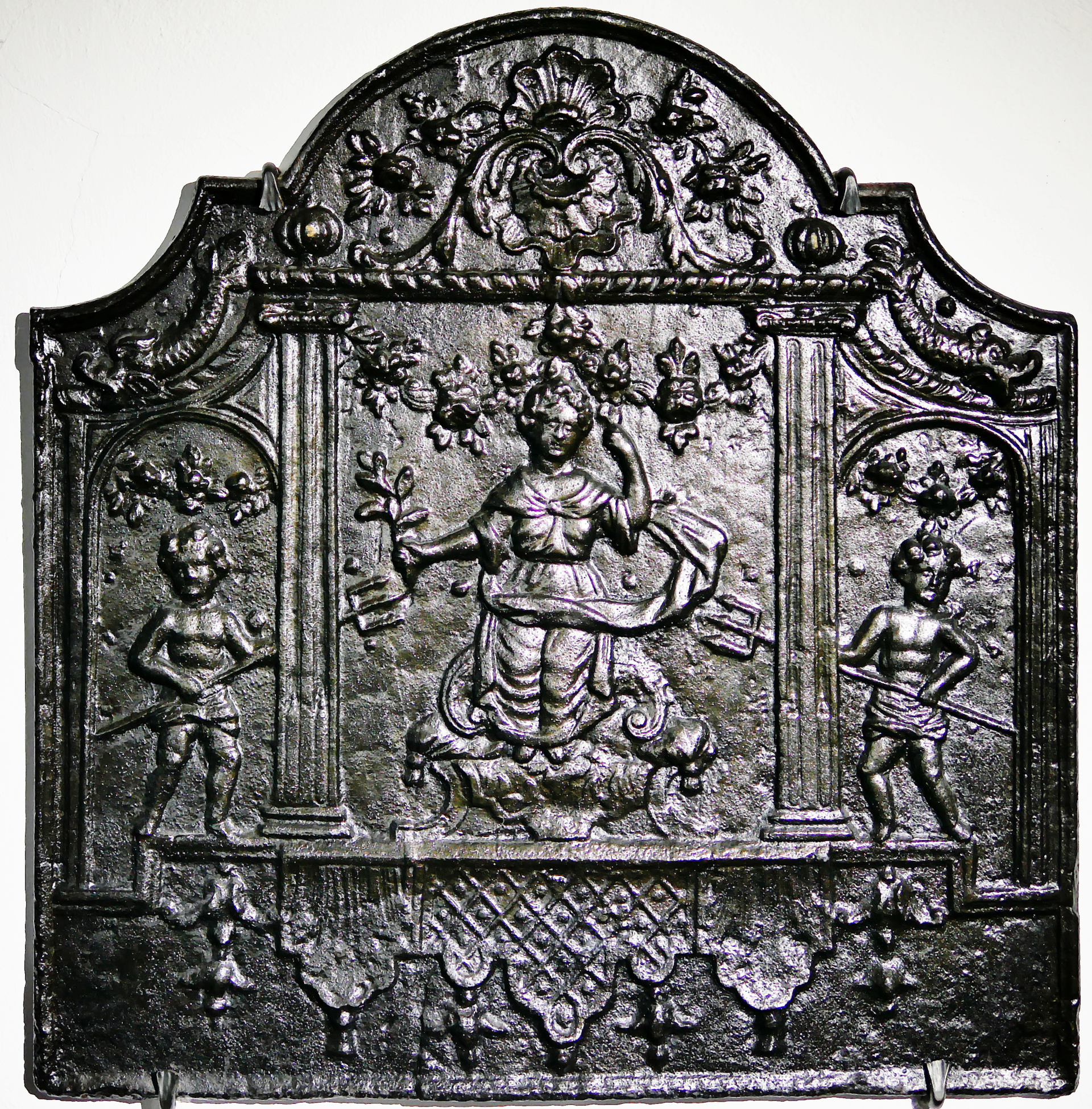 Takenplatte oder Kaminplatte "Allegorie des Frühlings" (Volkskunde- und Freilichtmuseum Roscheider Hof CC0)