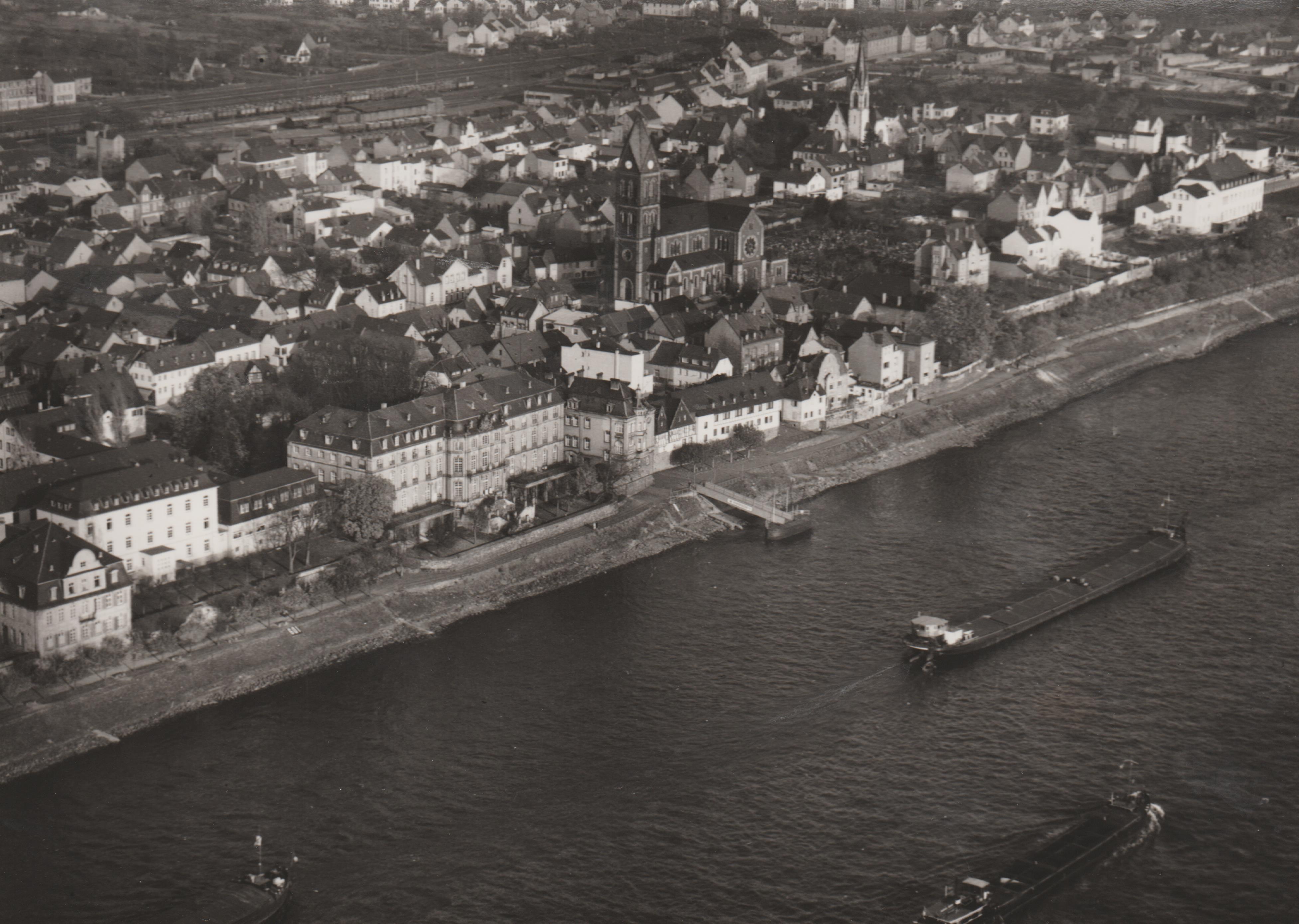 Luftaufnahme Rheinpromenade mit Schloß Engers (REM CC BY-NC-SA)