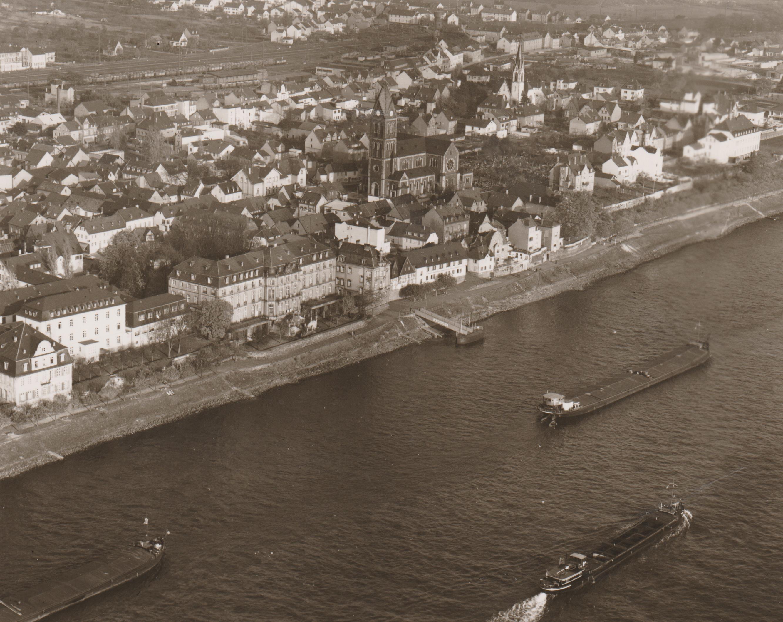 Luftaufnahme Rheinpromenade mit Schloß Engers, 1964 (REM CC BY-NC-SA)