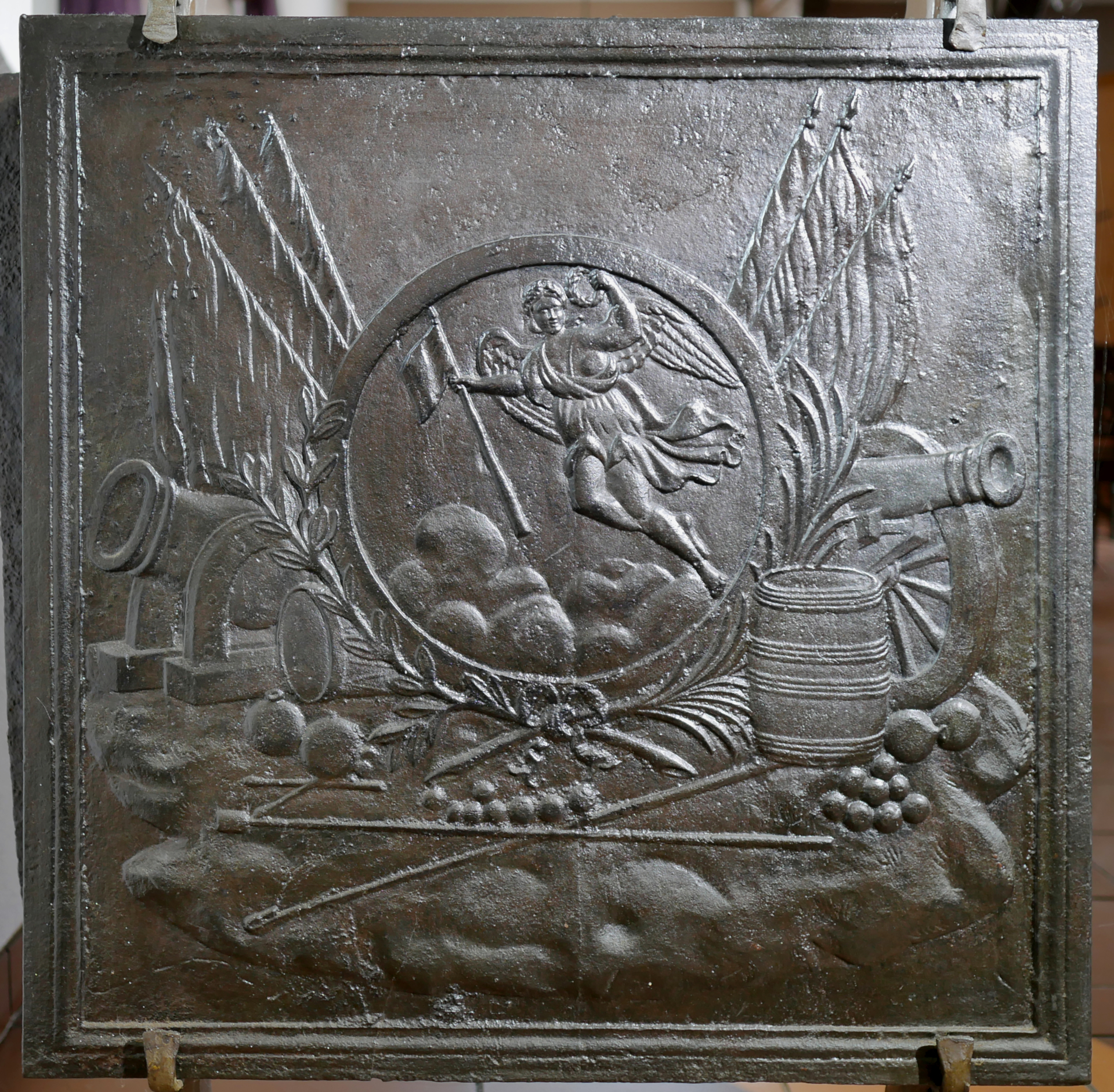 Kaminplatte - Allegorie der Französischen Revolution (Volkskunde- und Freilichtmuseum Roscheider Hof CC0)