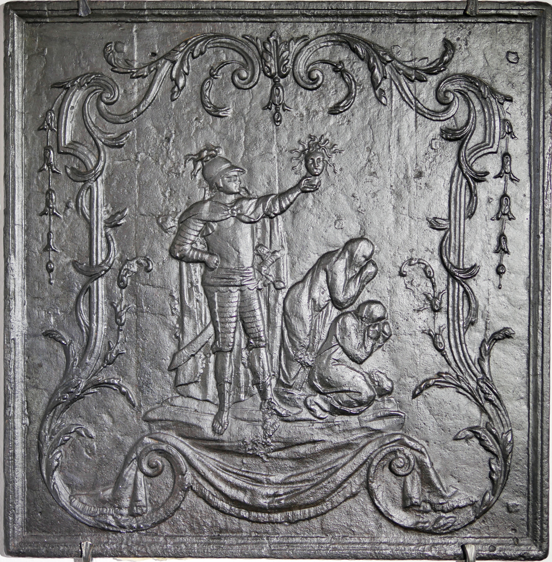 Kaminplatte Perseus mit dem Haupt der Medusa; (Volkskunde- und Freilichtmuseum Roscheider Hof CC0)