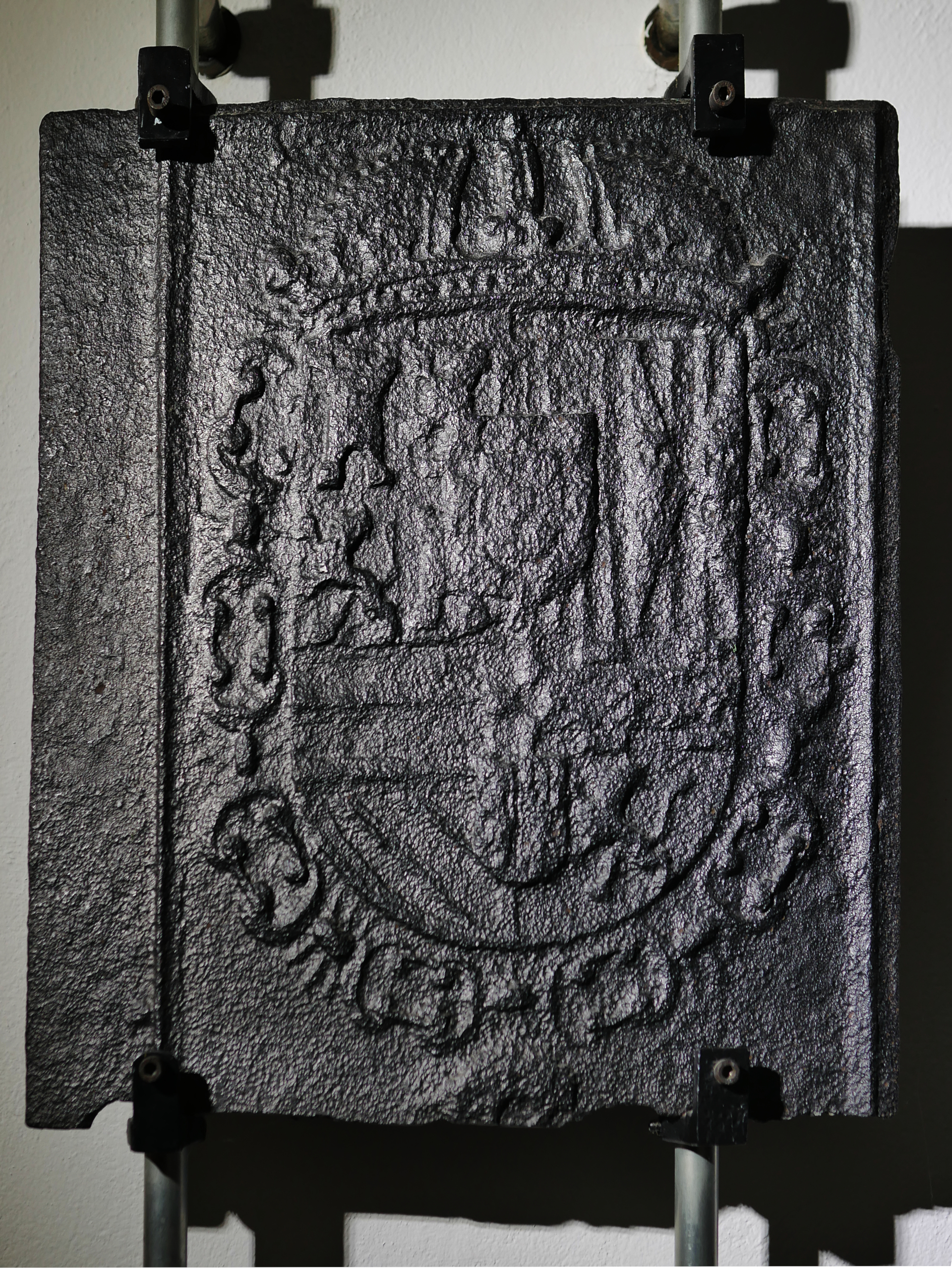 Kaminplatte oder Takenplatte, Wappen Spanien (Volkskunde- und Freilichtmuseum Roscheider Hof CC0)