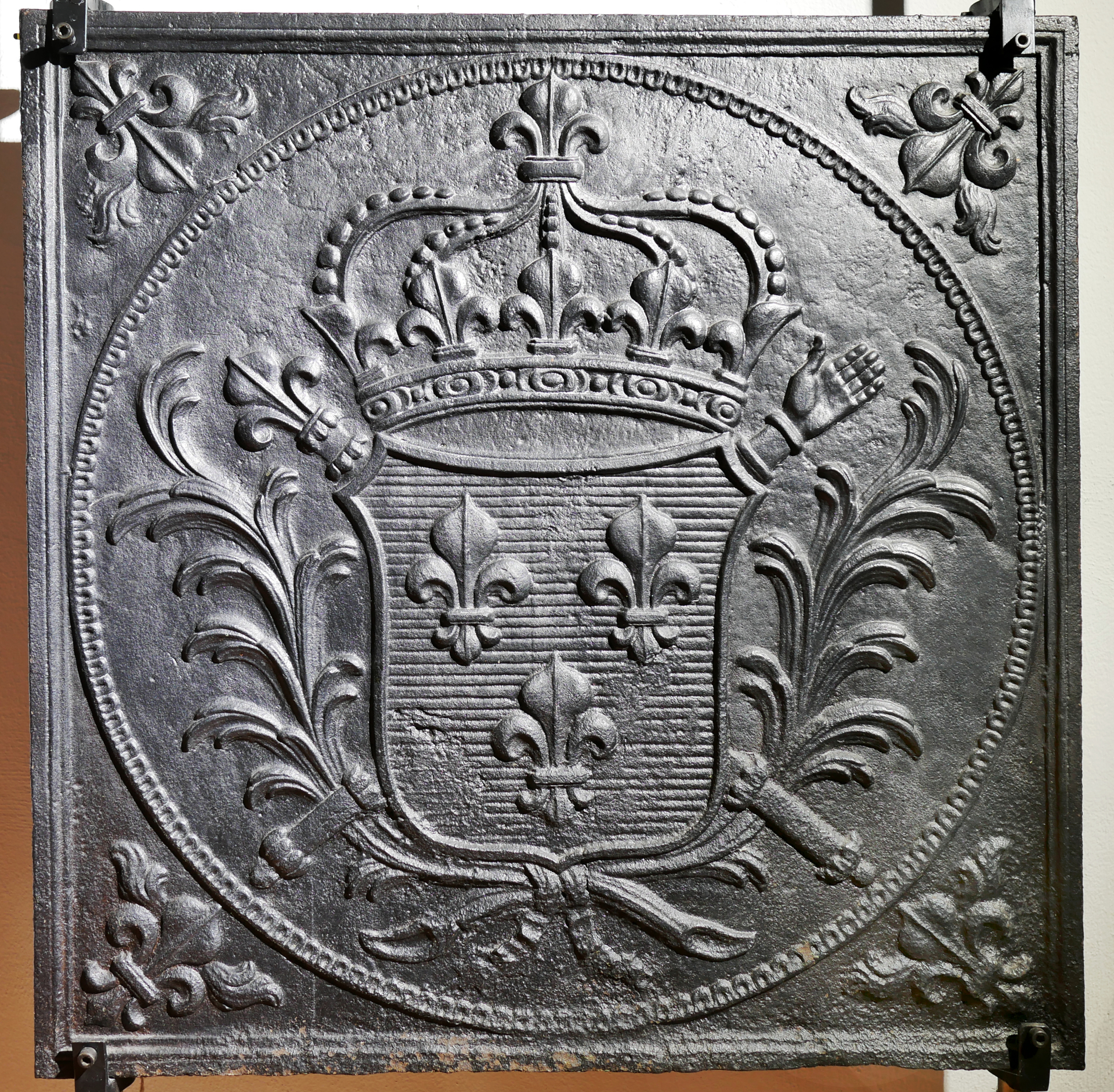 Kaminplatte mit königlichem Wappen Frankreichs (Volkskunde- und Freilichtmuseum Roscheider Hof CC0)