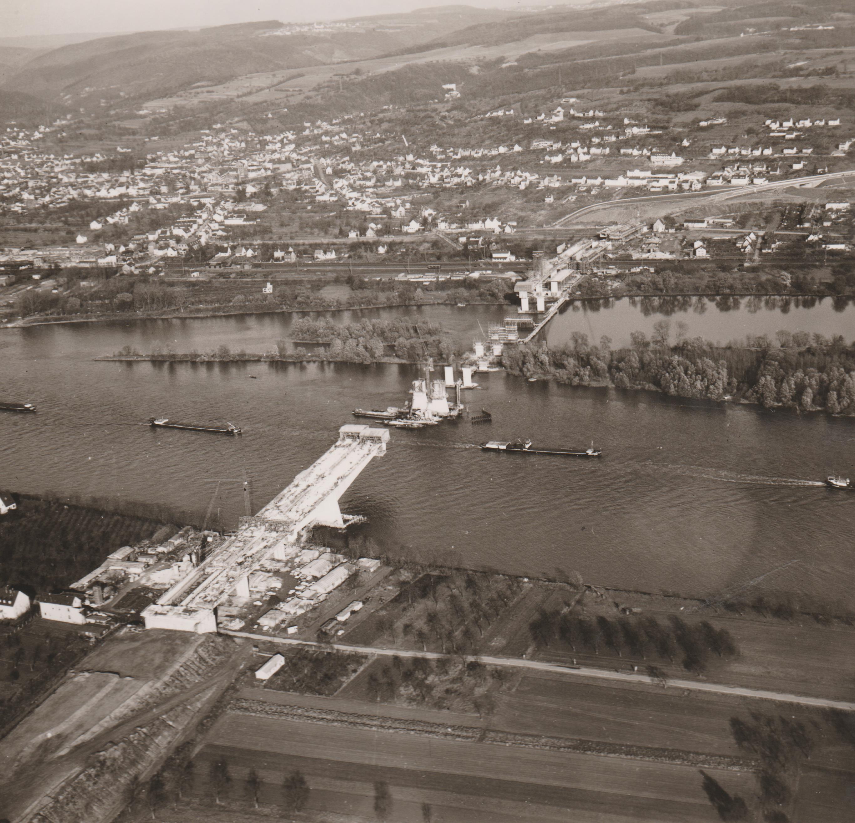 Luftaufnahme Bau der Autobahnbrücke Bendorf am Rhein, 1964 (REM CC BY-NC-SA)
