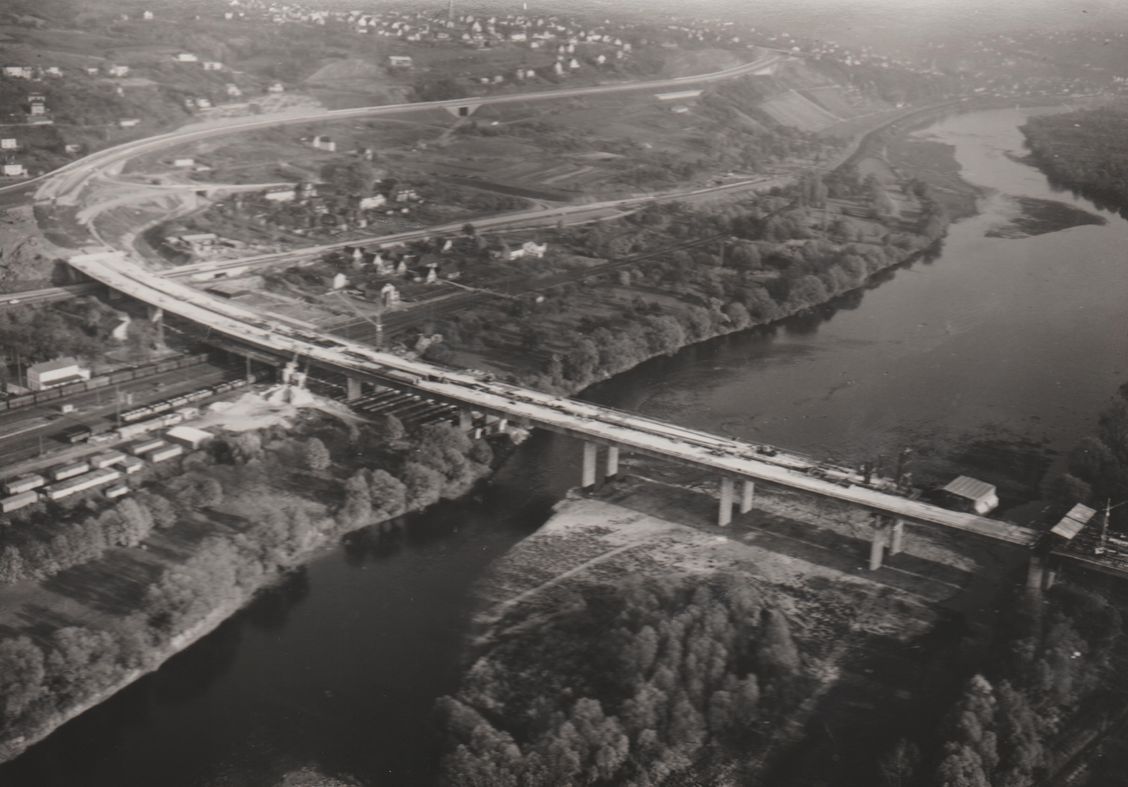 Luftaufnahme Bau der "Rheinbrücke Bendorf" (REM CC BY-NC-SA)