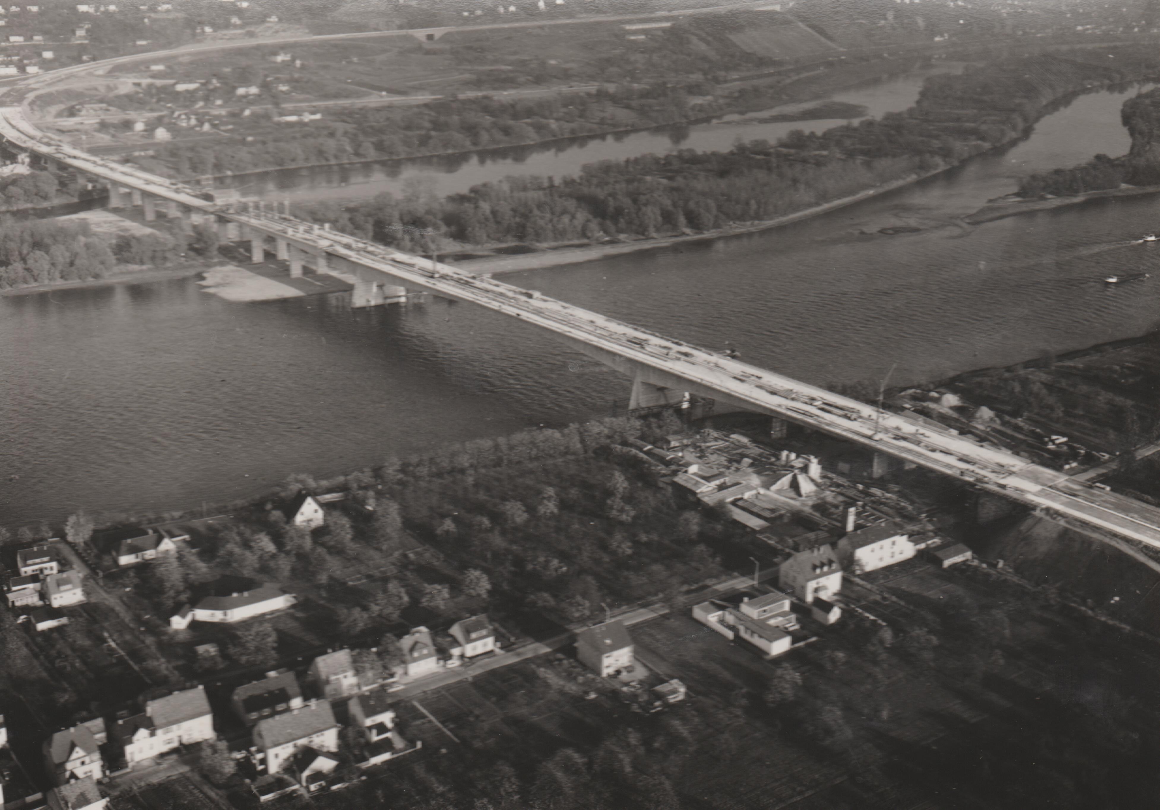Luftaufnahme Bau der "Rheinbrücke Bendorf" (REM CC BY-NC-SA)