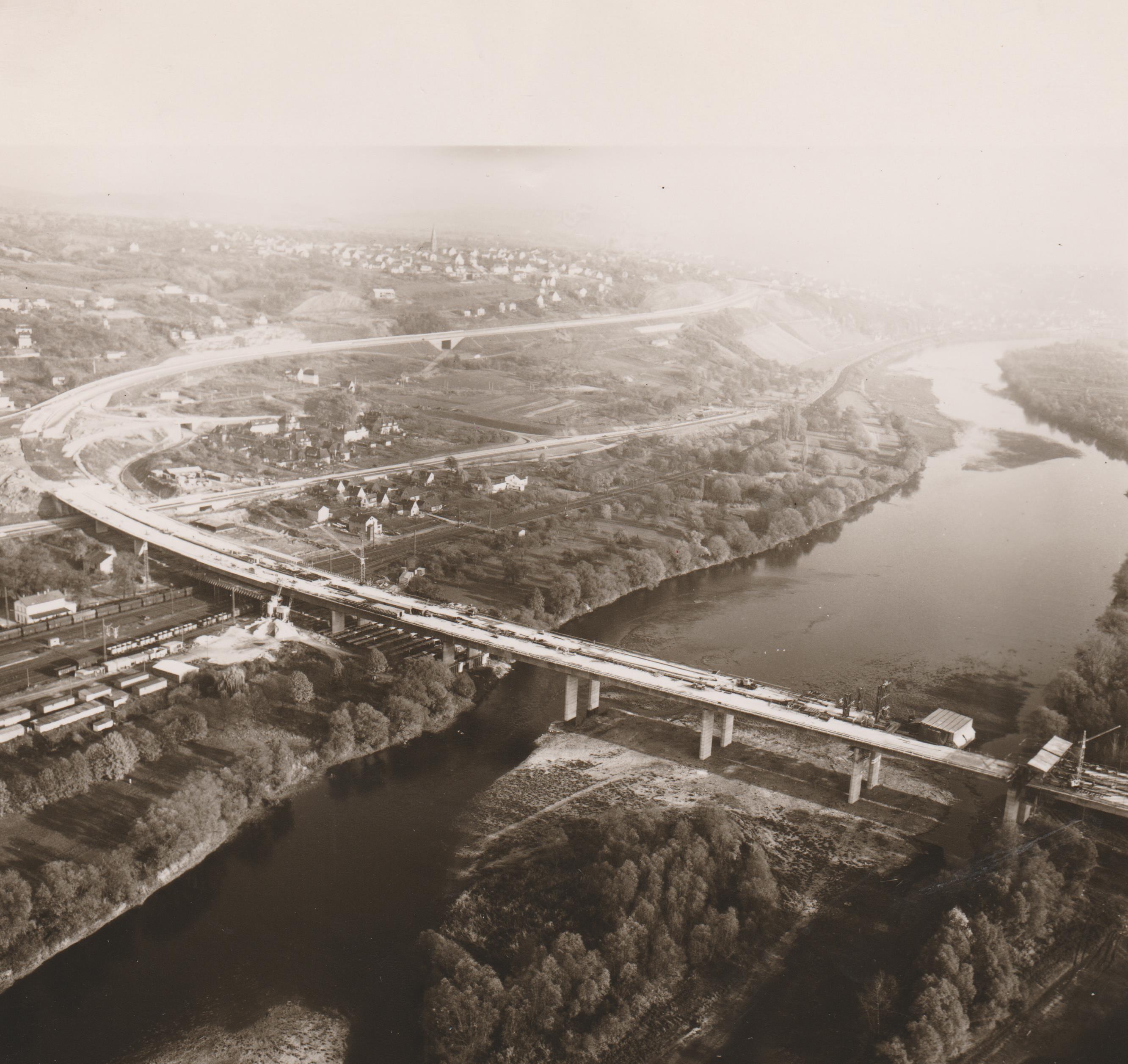 Luftaufnahme Bau der "Rheinbrücke Bendorf", 1964 (REM CC BY-NC-SA)
