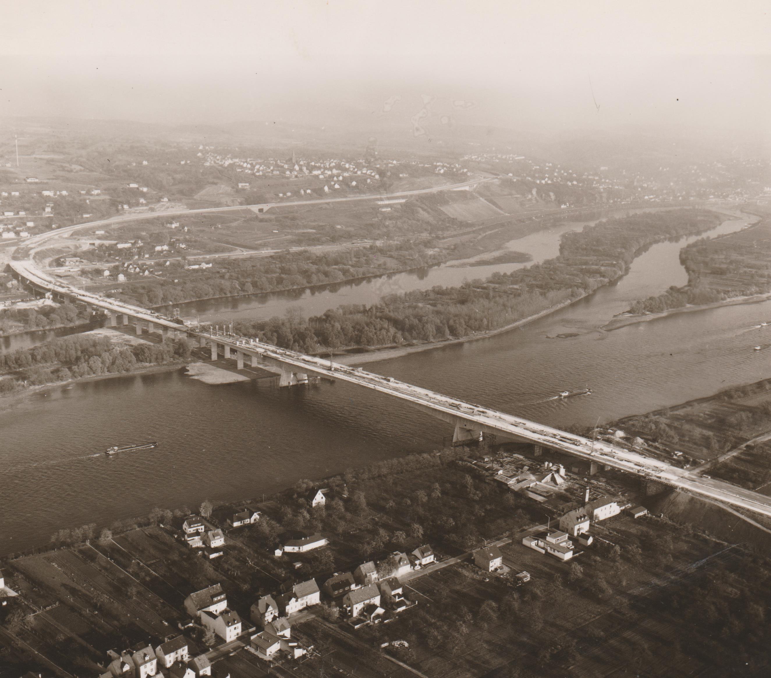 Luftaufnahme Bau der "Rheinbrücke Bendorf", 1964 (REM CC BY-NC-SA)
