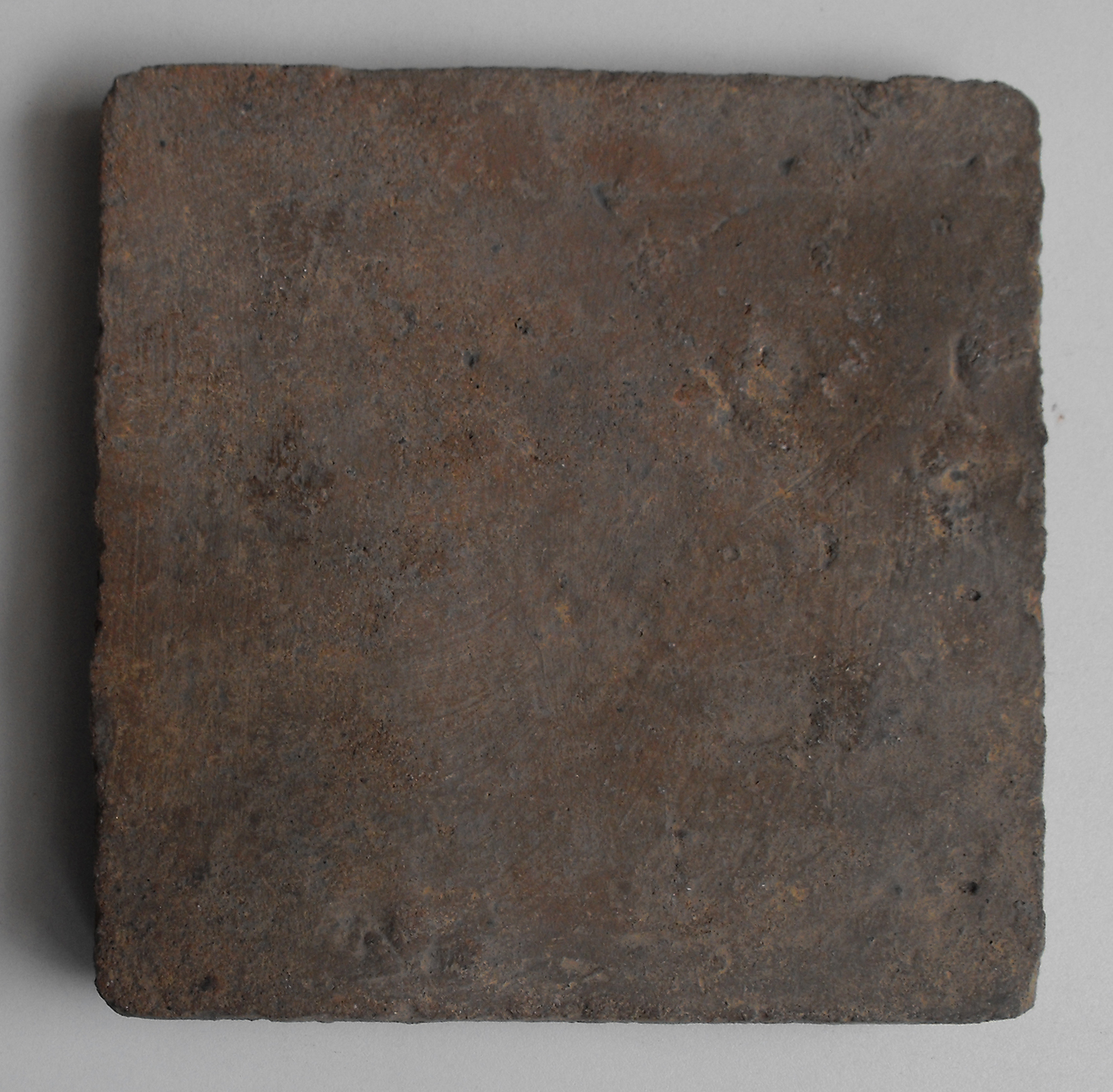 Handgeformte Bodenplatte mit grober Rückseite und rauer Oberfläche (Heimatmuseum und -Archiv Bad Bodendorf CC BY-NC-SA)