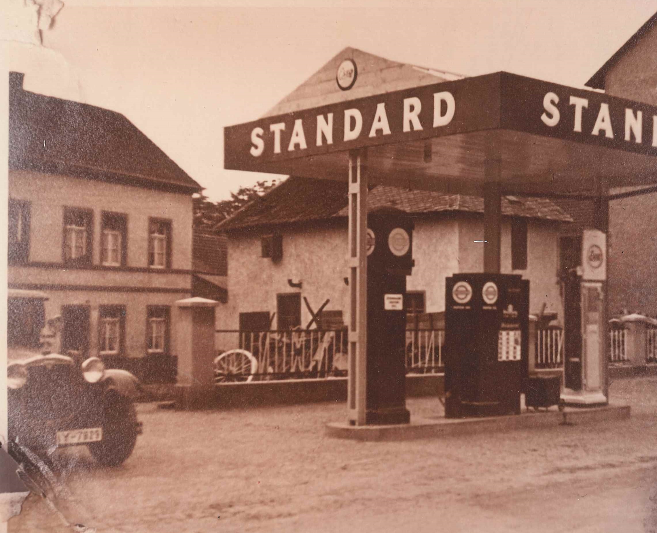 Bendorf Hauptstraße, Tankstelle Kneipp, 1940er Jahre (REM CC BY-NC-SA)