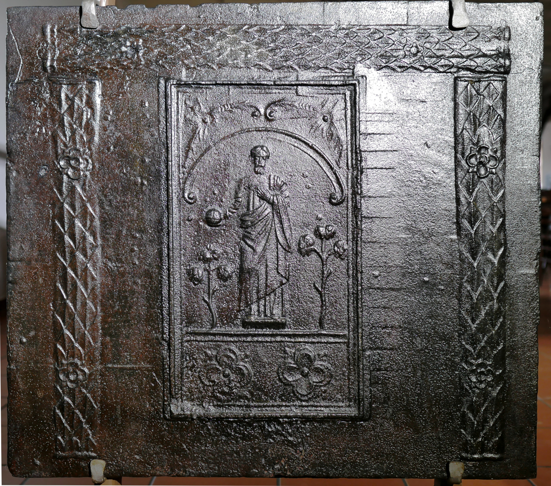 Takenplatte, Gott mit Weltkugel (Volkskunde- und Freilichtmuseum Roscheider Hof CC0)