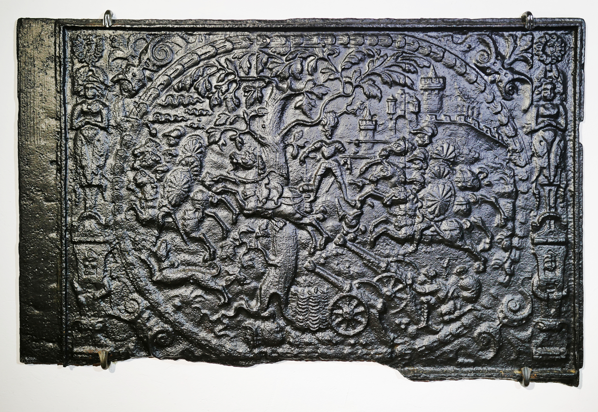 Ofenplatte links; Tod des Absalons (Volkskunde- und Freilichtmuseum Roscheider Hof CC0)