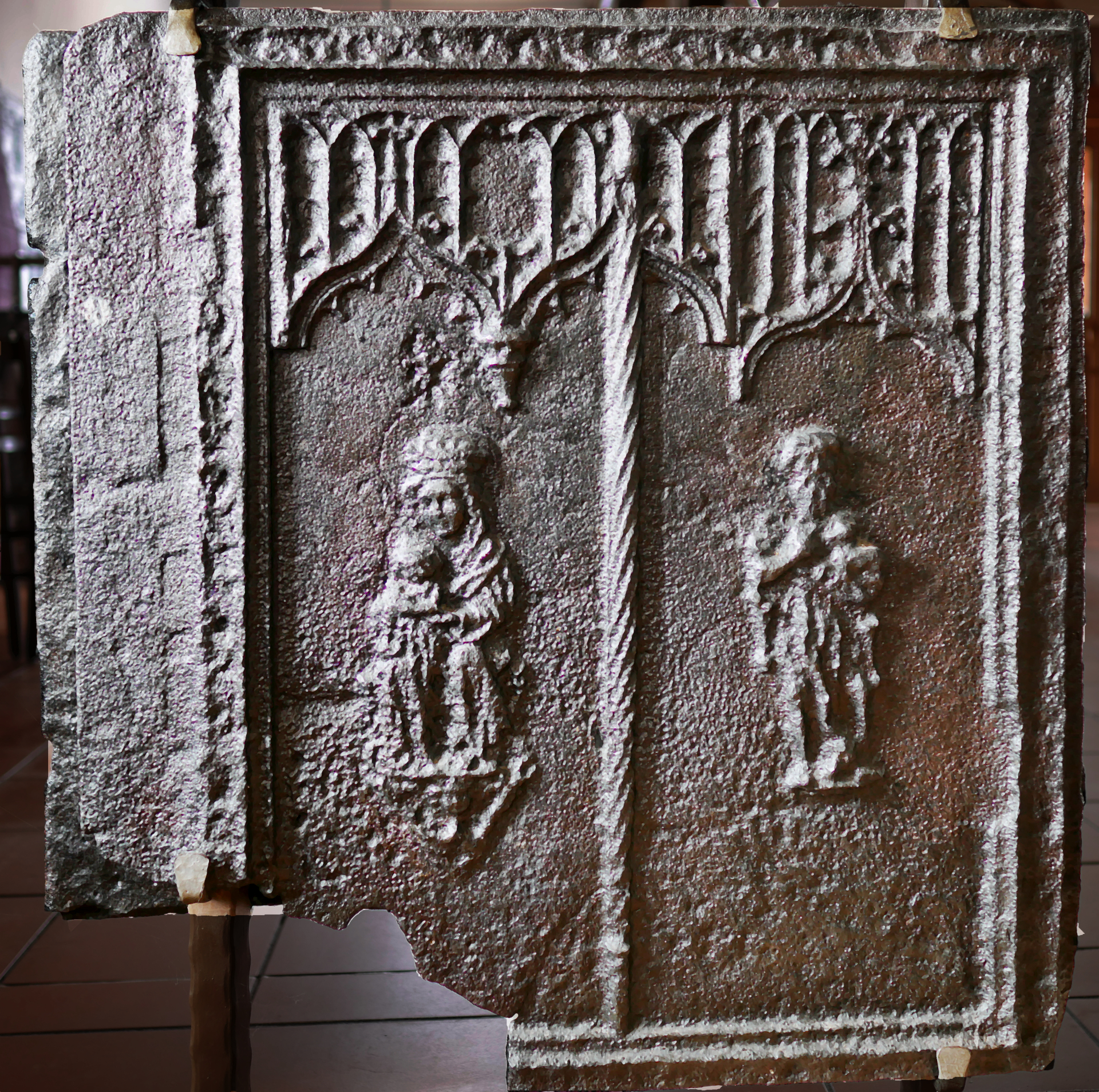 Ofenplatte, Madonna und Johannes der Täufer (Volkskunde- und Freilichtmuseum Roscheider Hof CC0)