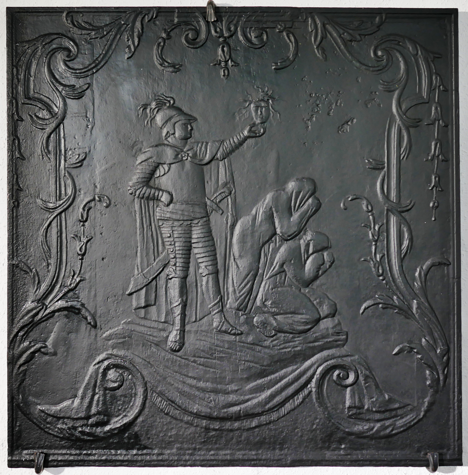 Kaminplatte, Theseus mit dem Haupt der Medusa (Volkskunde- und Freilichtmuseum Roscheider Hof CC0)