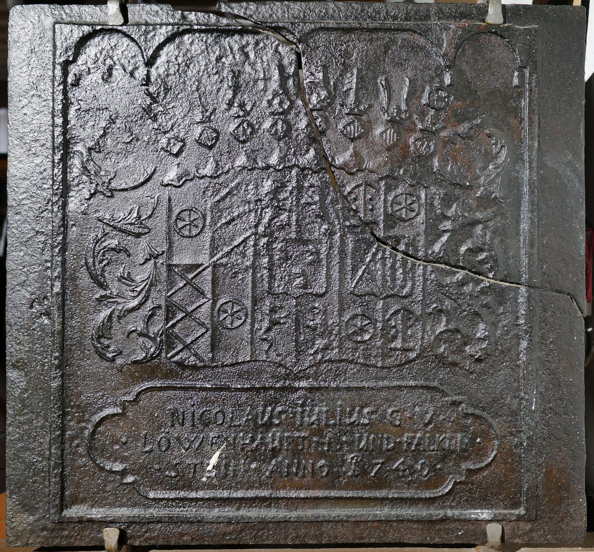 Kaminplatte, Wappen Nikolaus von Löwenhaupt (Volkskunde- und Freilichtmuseum Roscheider Hof CC0)