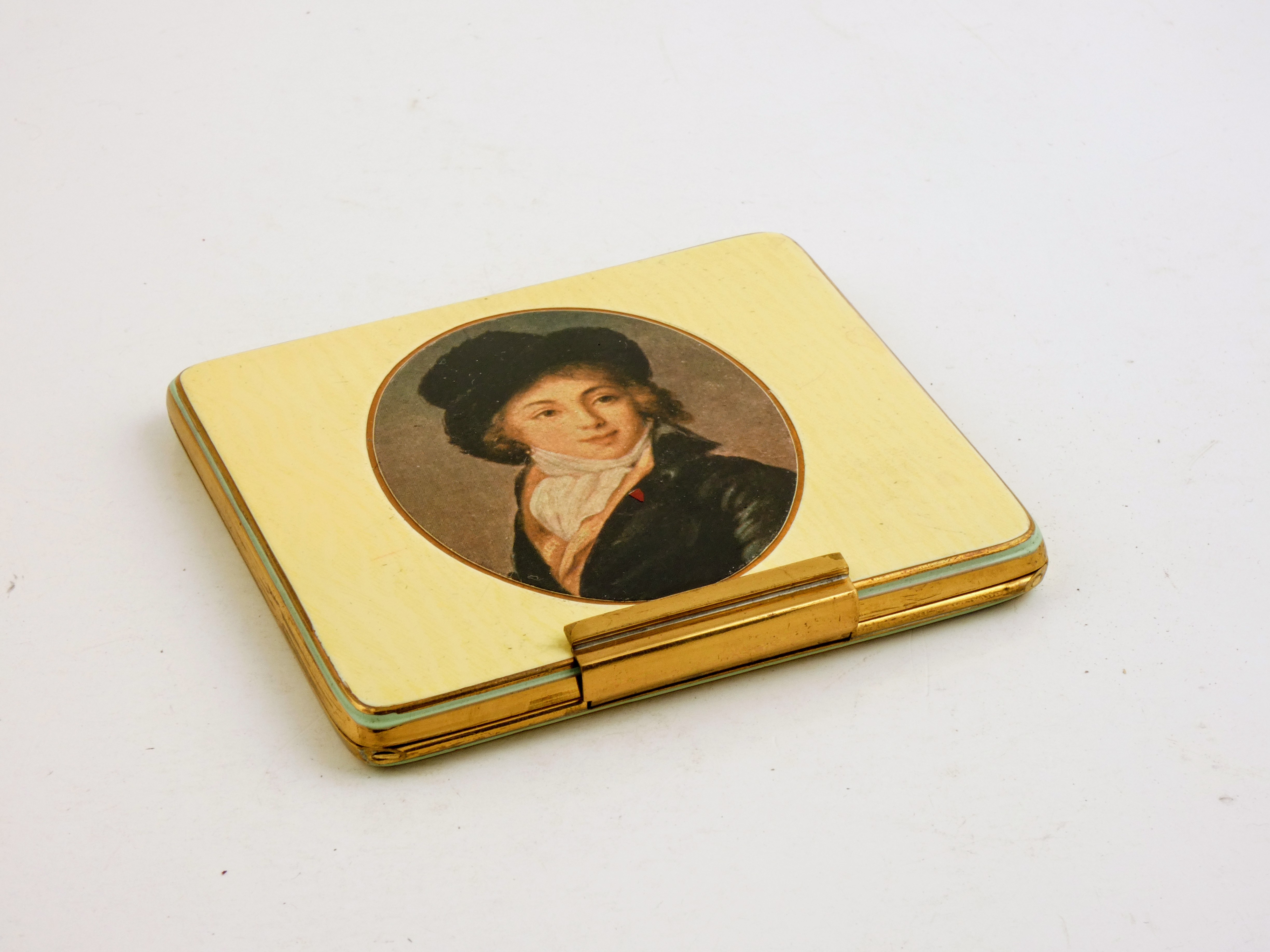 Puderdose mit Bügelverschluss mit blauem Rand (Portrait) beige/goldfarben (Industriedenkmal Jakob Bengel CC BY-NC-SA)