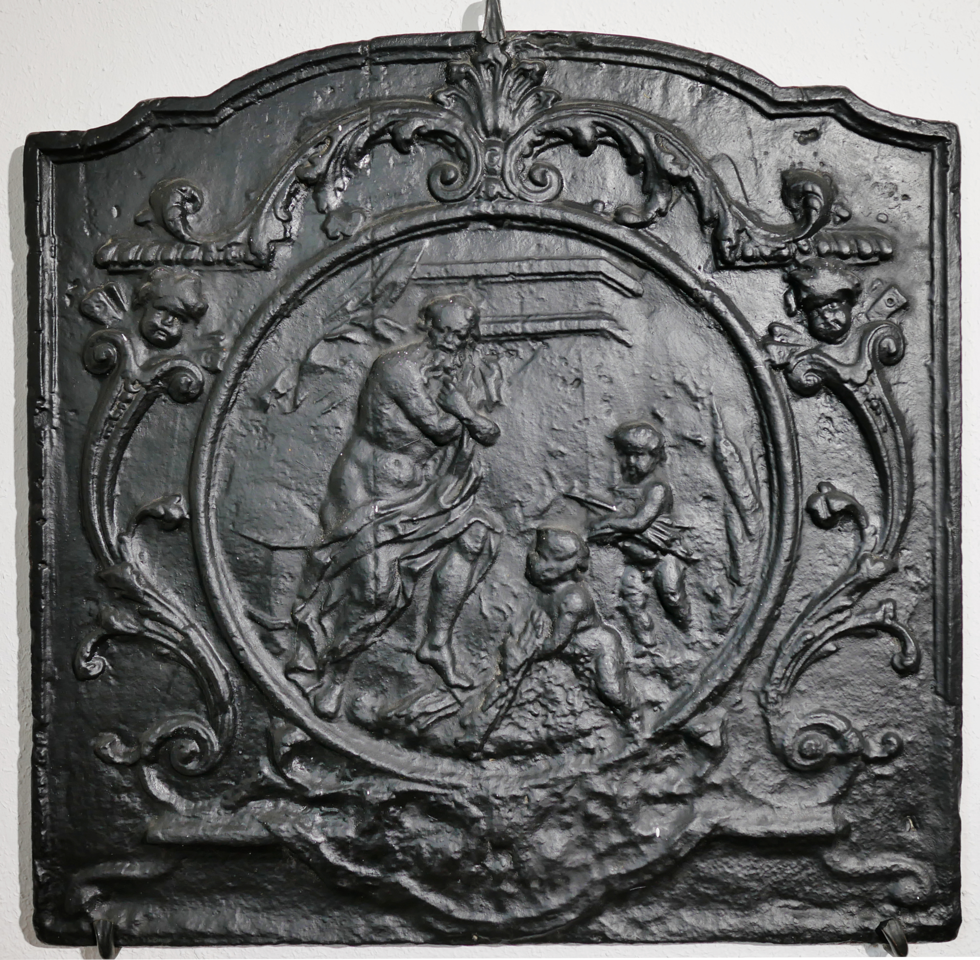 Kaminplatte, Allegorie des Winters (Volkskunde- und Freilichtmuseum Roscheider Hof CC0)