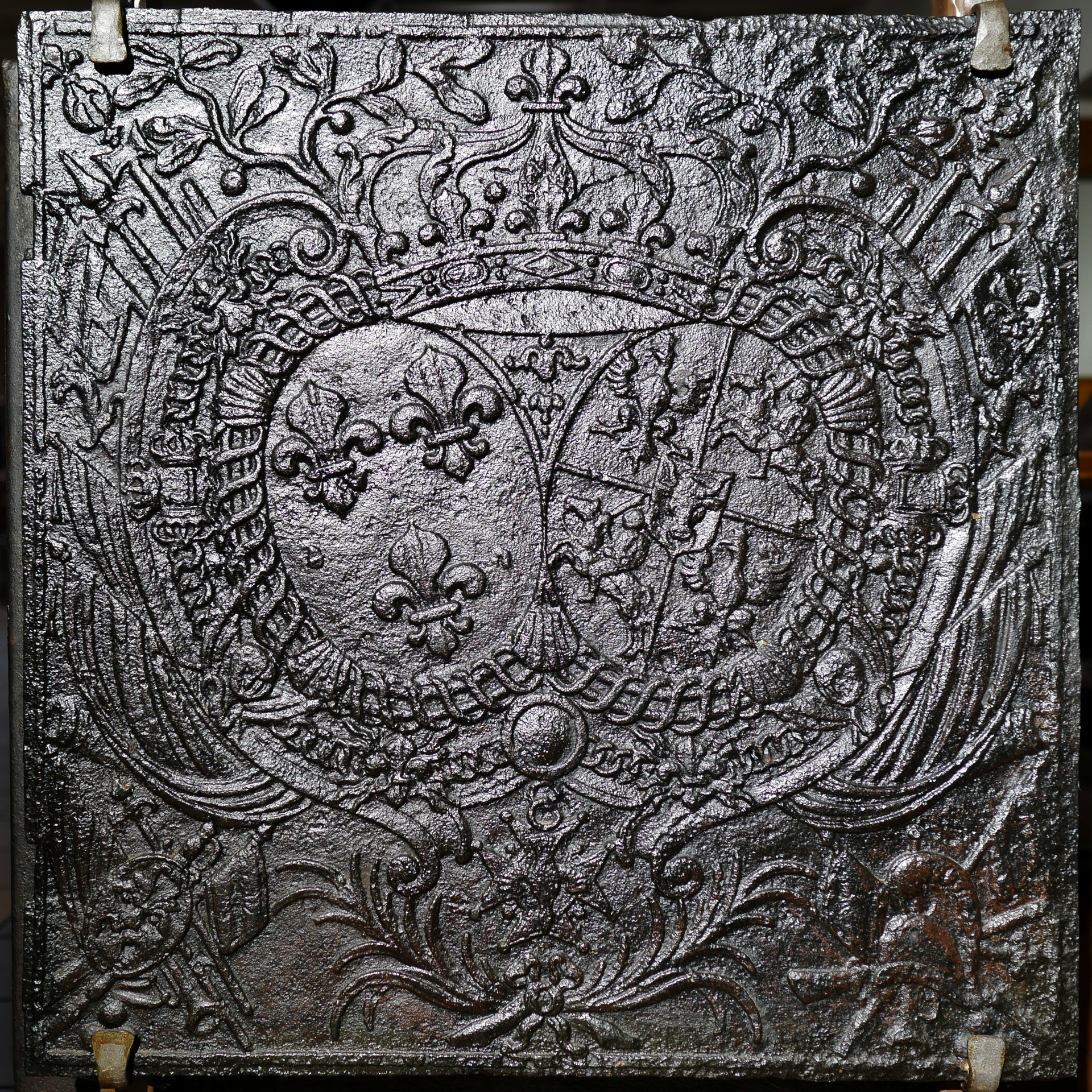 Takenplatte, Hochzeitswappen Ludwig XV. (Volkskunde- und Freilichtmuseum Roscheider Hof CC0)