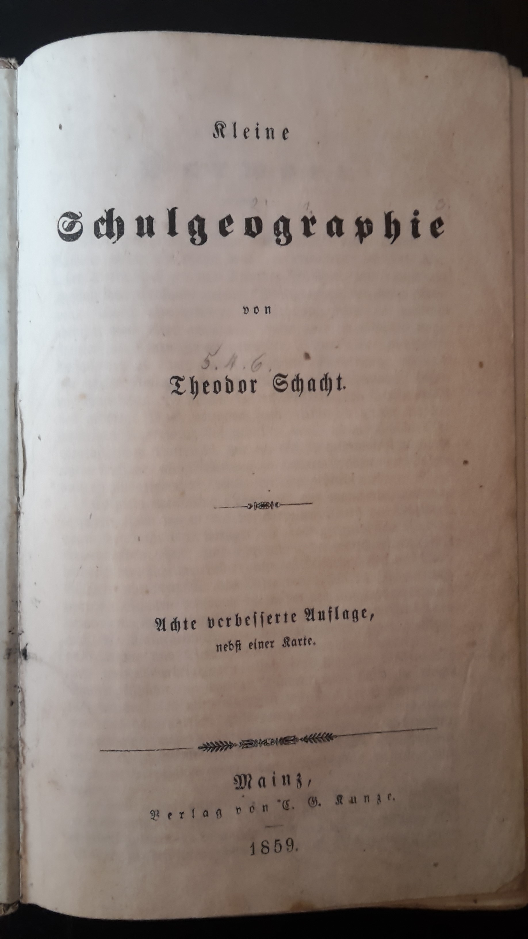 Buch "Kleine Schulgeographie" (Weindorf-Museum Horrweiler CC BY-NC-SA)
