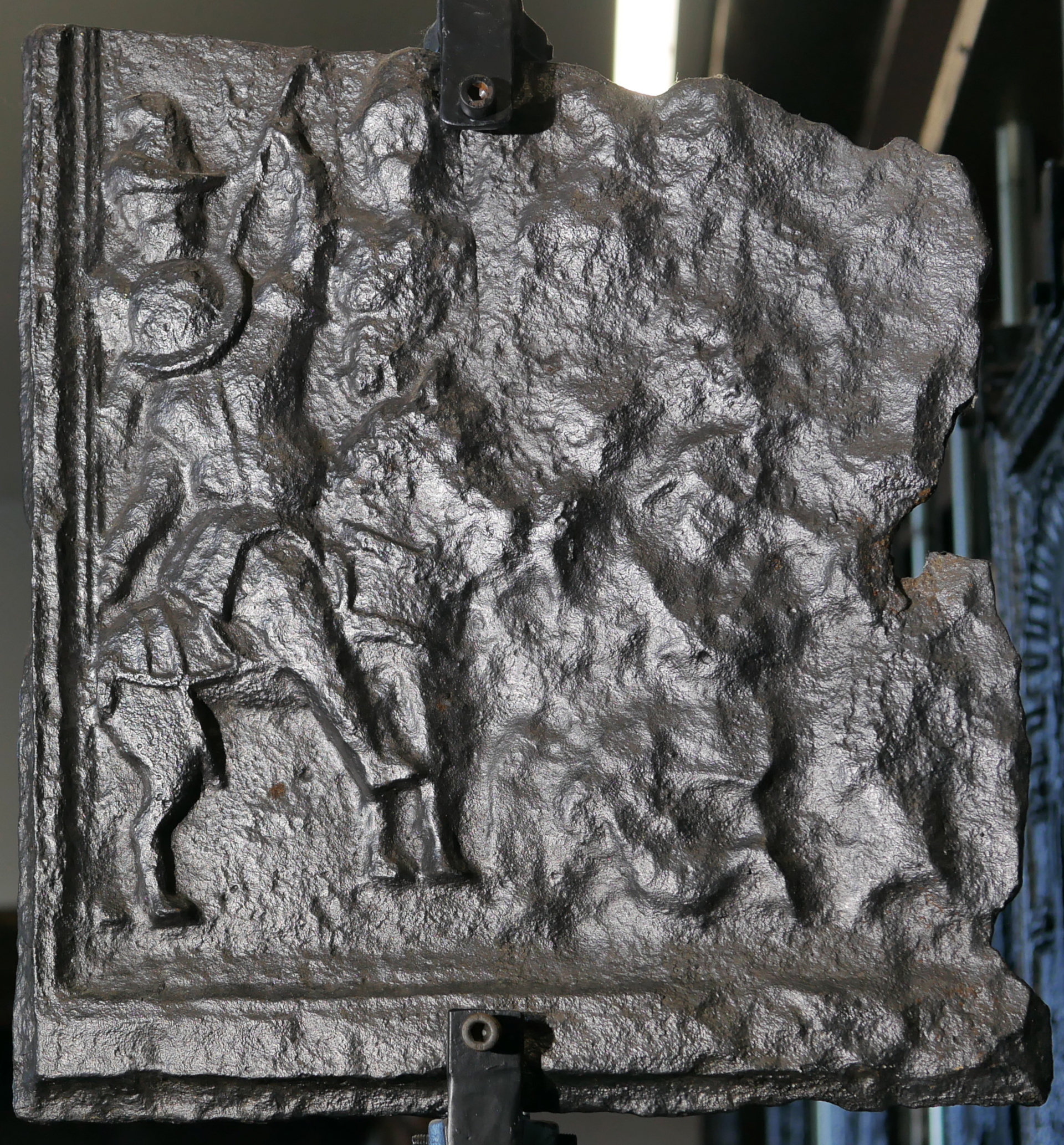 Ofenplatte (Fragment), Kreuzigung Christi (Volkskunde- und Freilichtmuseum Roscheider Hof CC0)