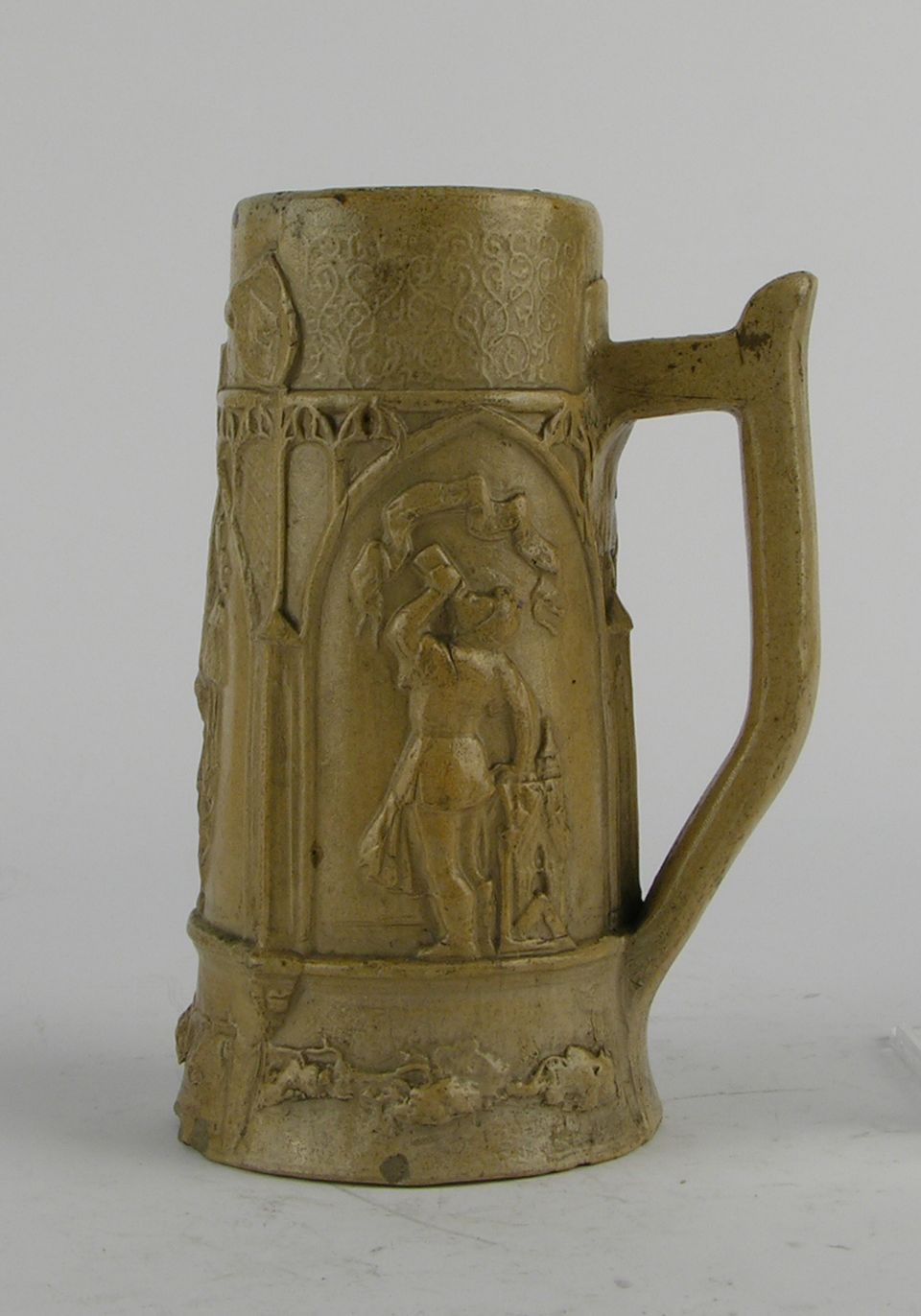 Trinkkrug mit historisierender Darstellung (Historisches Museum der Pfalz, Speyer CC BY)