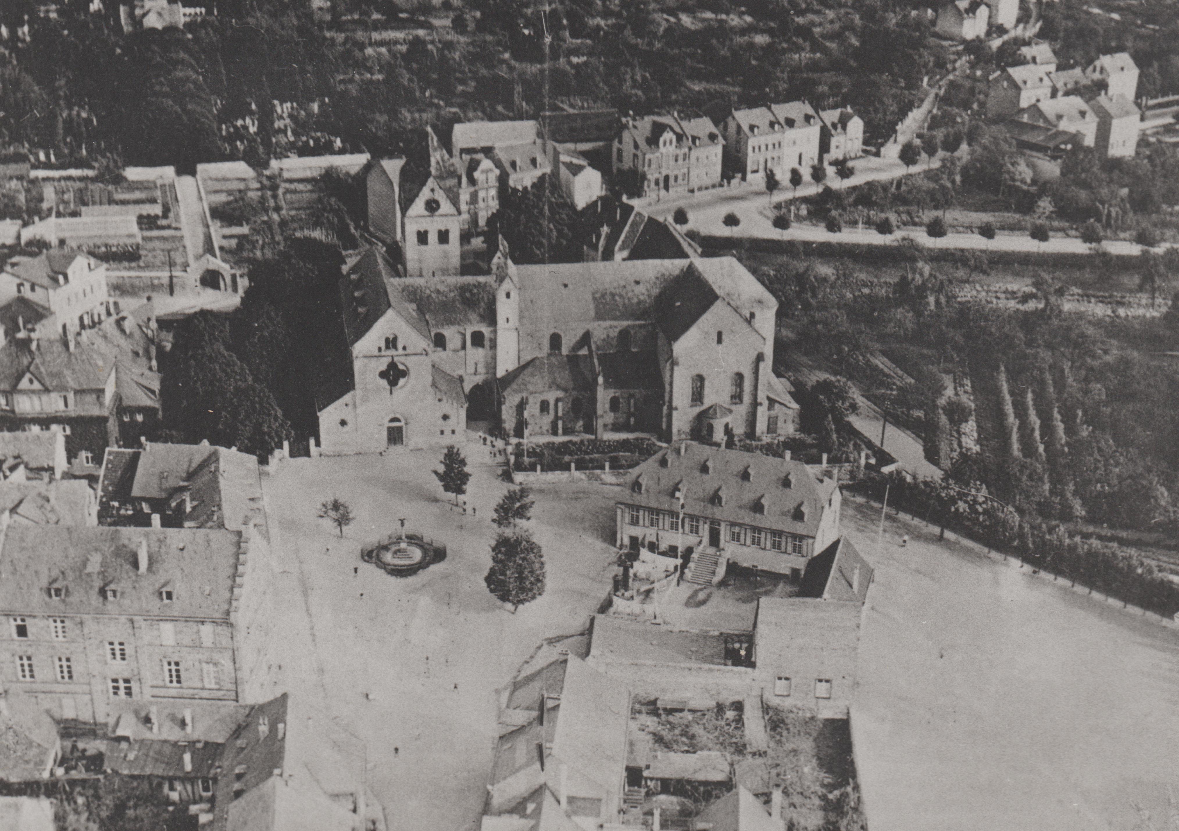 Luftaufnahme des Kirchplatzes mit der ehemaligen evangelischen Schule in Bendorf, 1938 (REM CC BY-NC-SA)