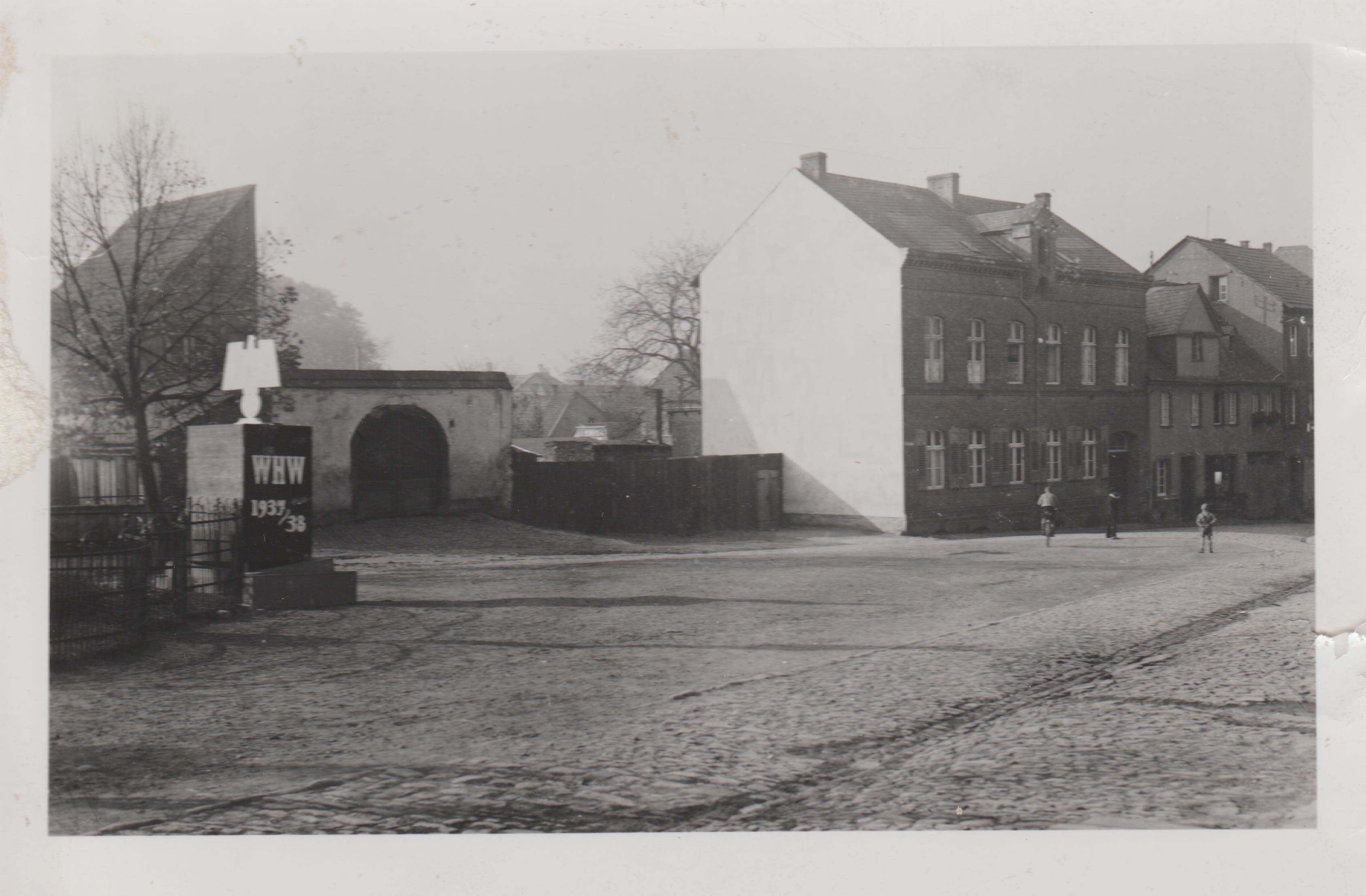 Alter Marktplatz Bendorf mit der ehemaligen evangelischen Schule, 1937/38 (REM CC BY-NC-SA)