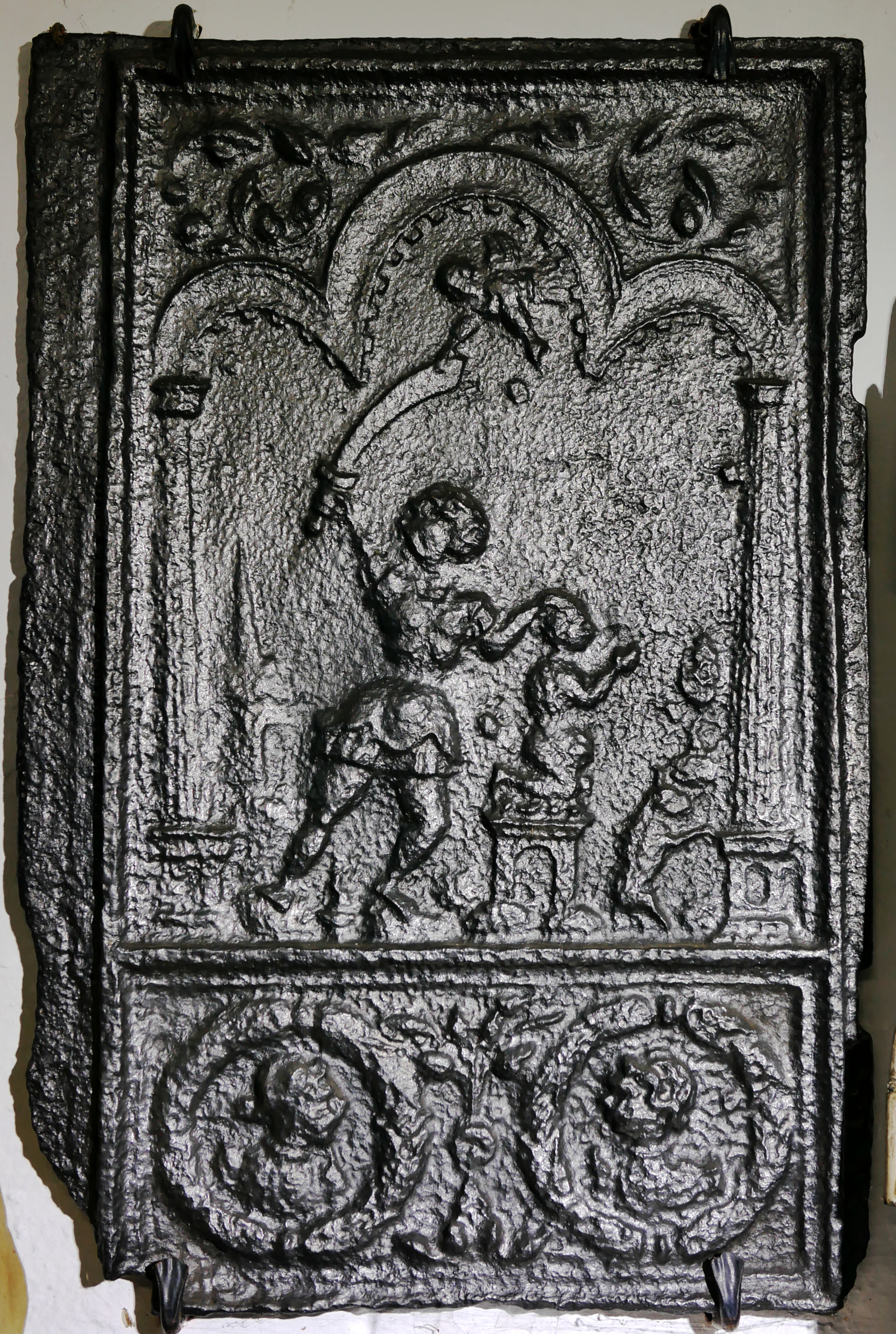 Ofenplatte, Abraham opfert Isaak (Volkskunde- und Freilichtmuseum Roscheider Hof CC0)