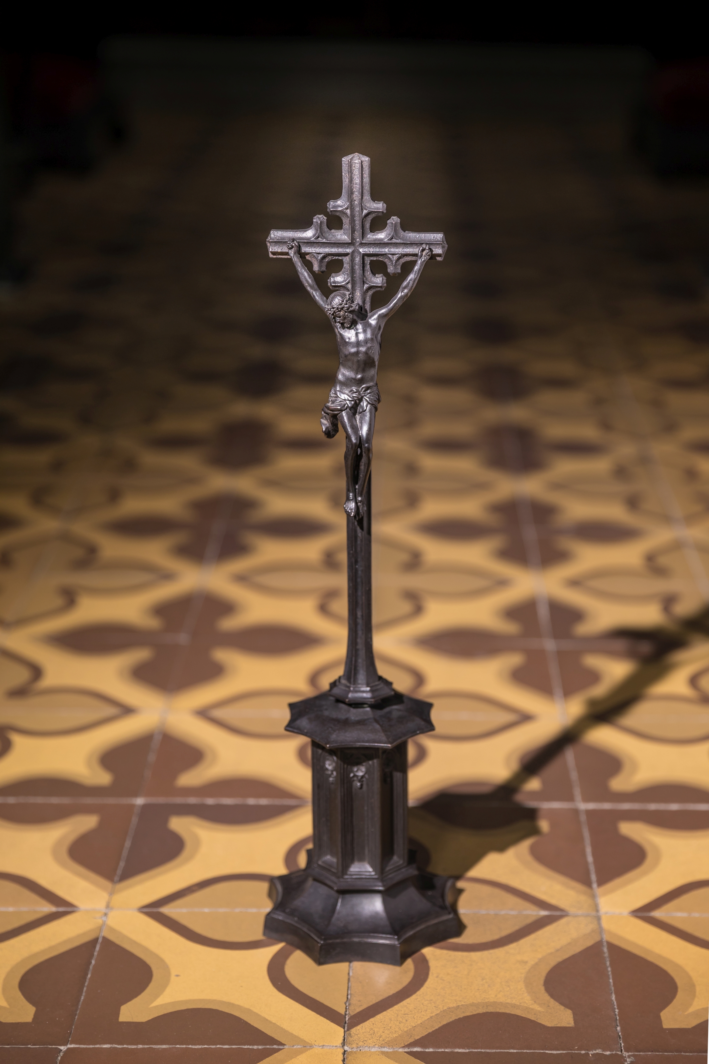 Kruzifix im gotischen Stil (Rheinisches Eisenkunstguss-Museum CC BY-NC-SA)