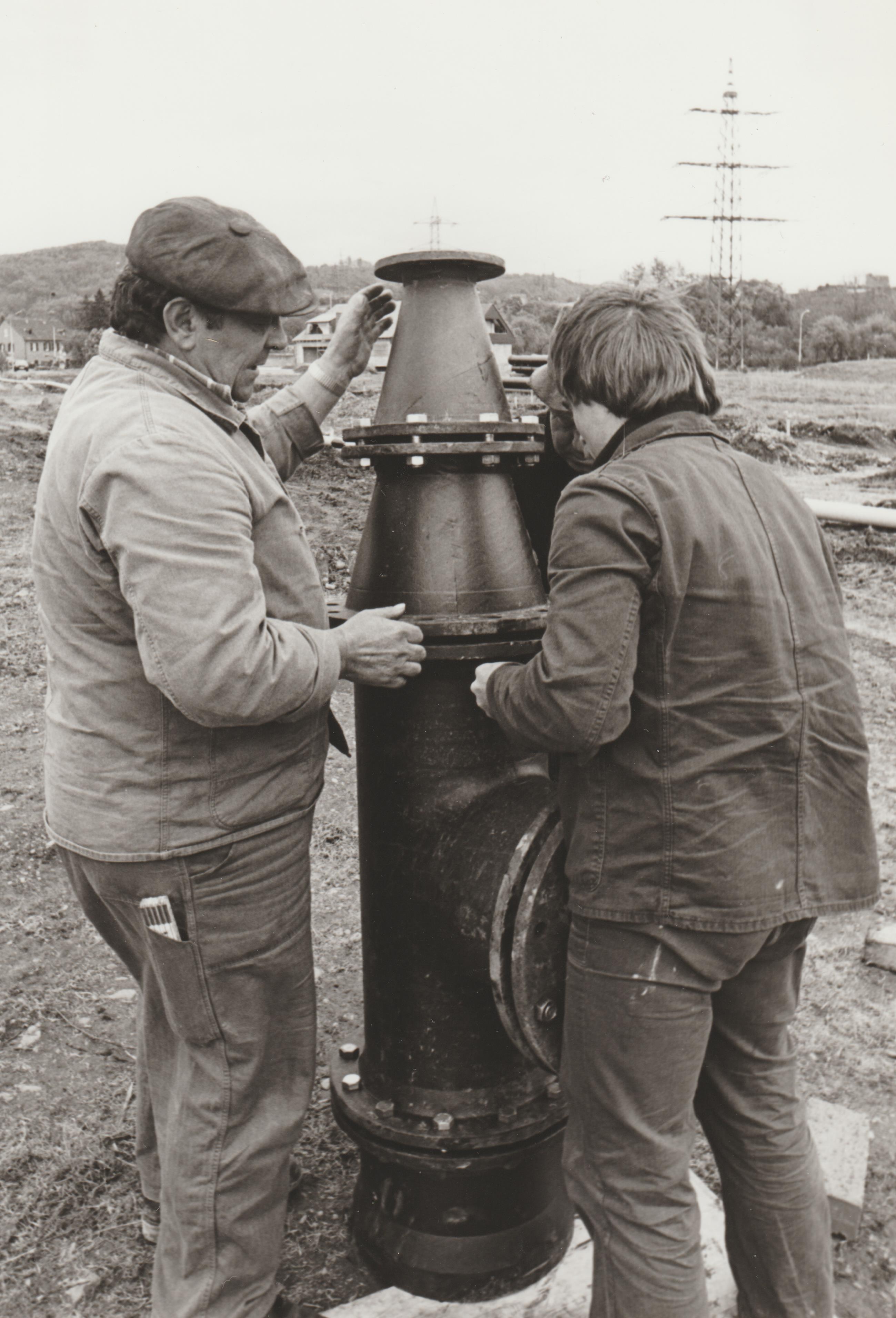 Verlegung einer Wasserleitung, 1981 (REM CC BY-NC-SA)
