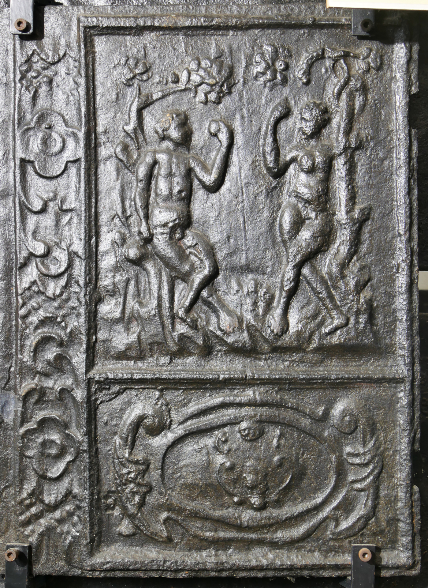 Ofenplatte, Adam und Eva, Quint (Volkskunde- und Freilichtmuseum Roscheider Hof CC0)