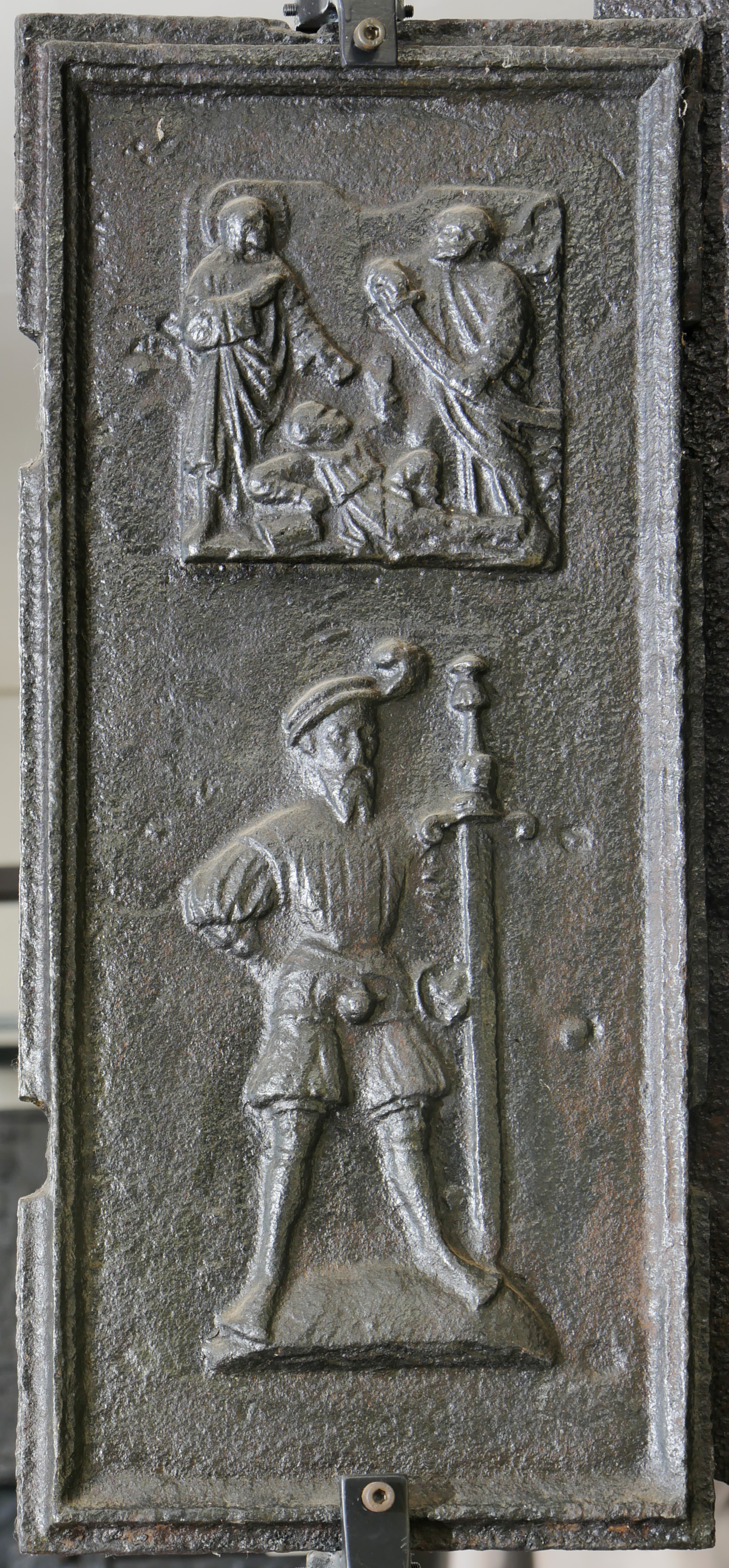 Ofenplatte Landsknecht, St. Petrus, Malchus (Volkskunde- und Freilichtmuseum Roscheider Hof CC0)