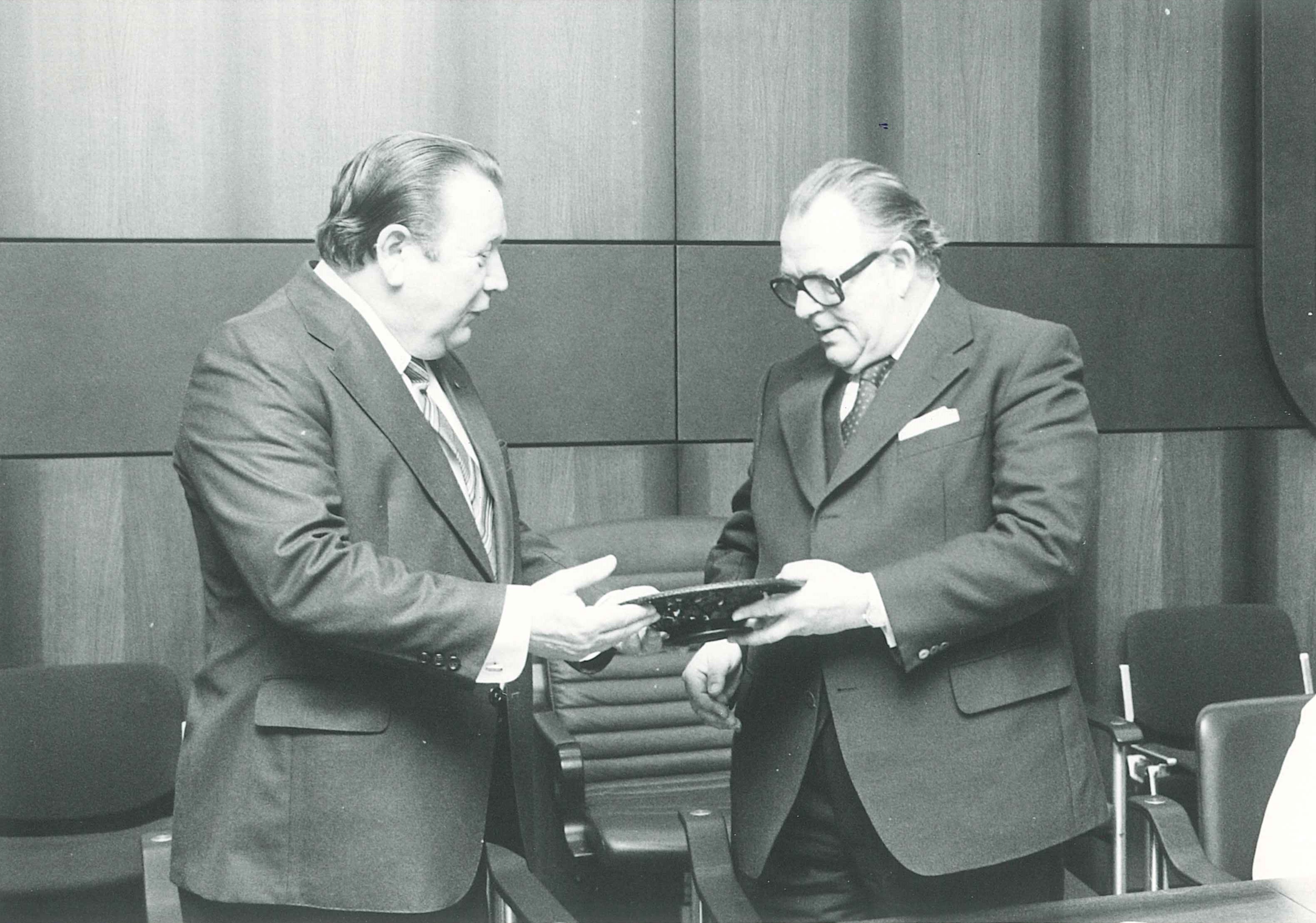 Staatsminister Hans-Jürgen Wischnewski zu Besuch im Rathaus in Bendorf, 1979 (REM CC BY-NC-SA)