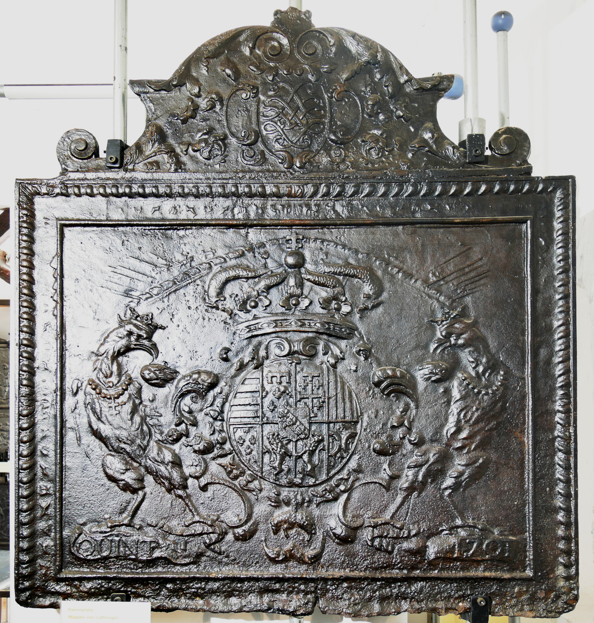Takenplatte dem WappenLothrigens und giebelartigem Aufsatz (Volkskunde- und Freilichtmuseum Roscheider Hof CC0)