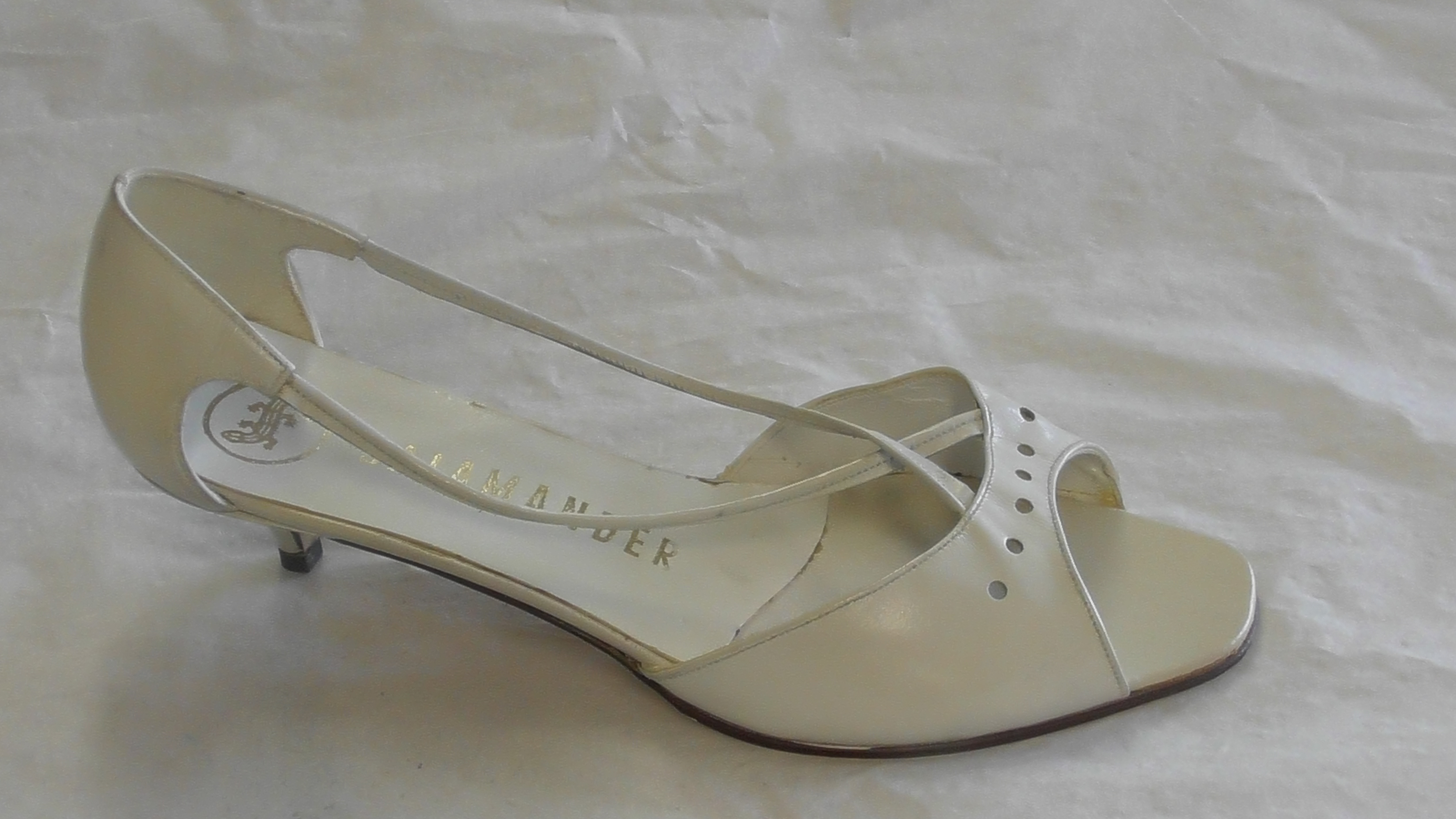 Weiße Damensandalette aus Leder mit Zierlochungen (Deutsches Schuhmuseum Hauenstein CC BY-NC-SA)