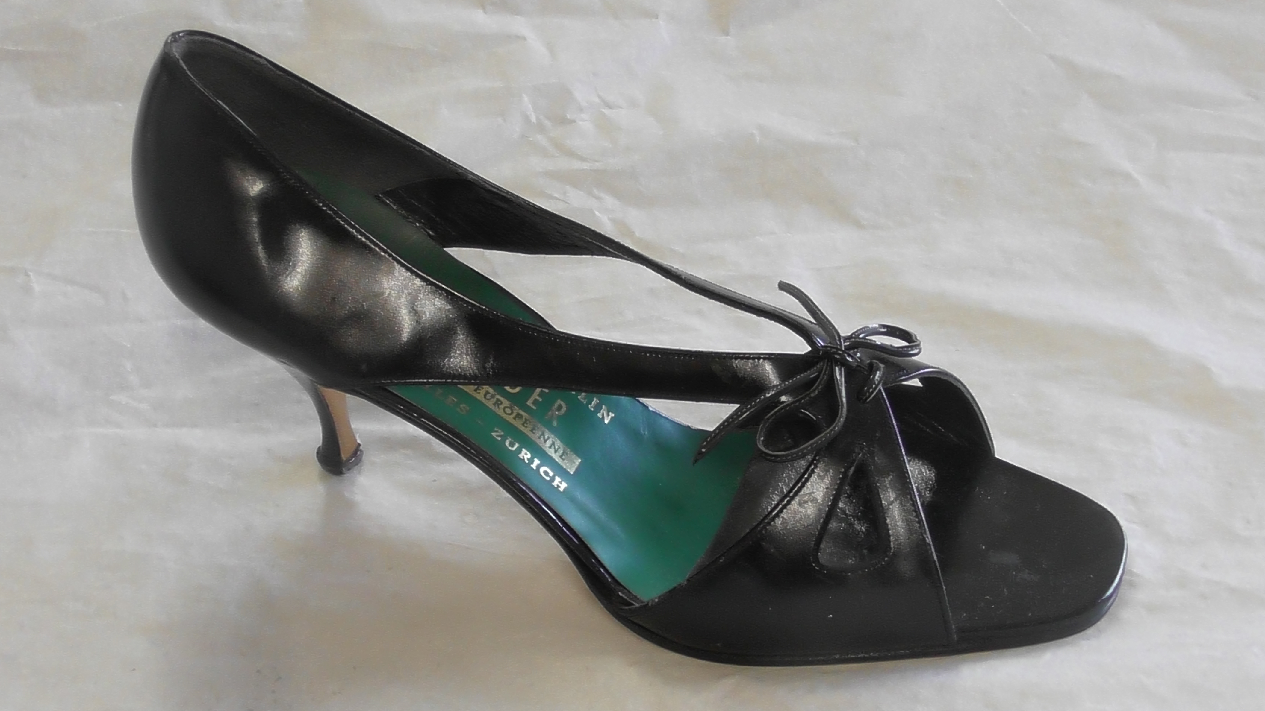 Schwarze Damensandalette aus Lackleder mit Zierschleife (Deutsches Schuhmuseum Hauenstein CC BY-NC-SA)