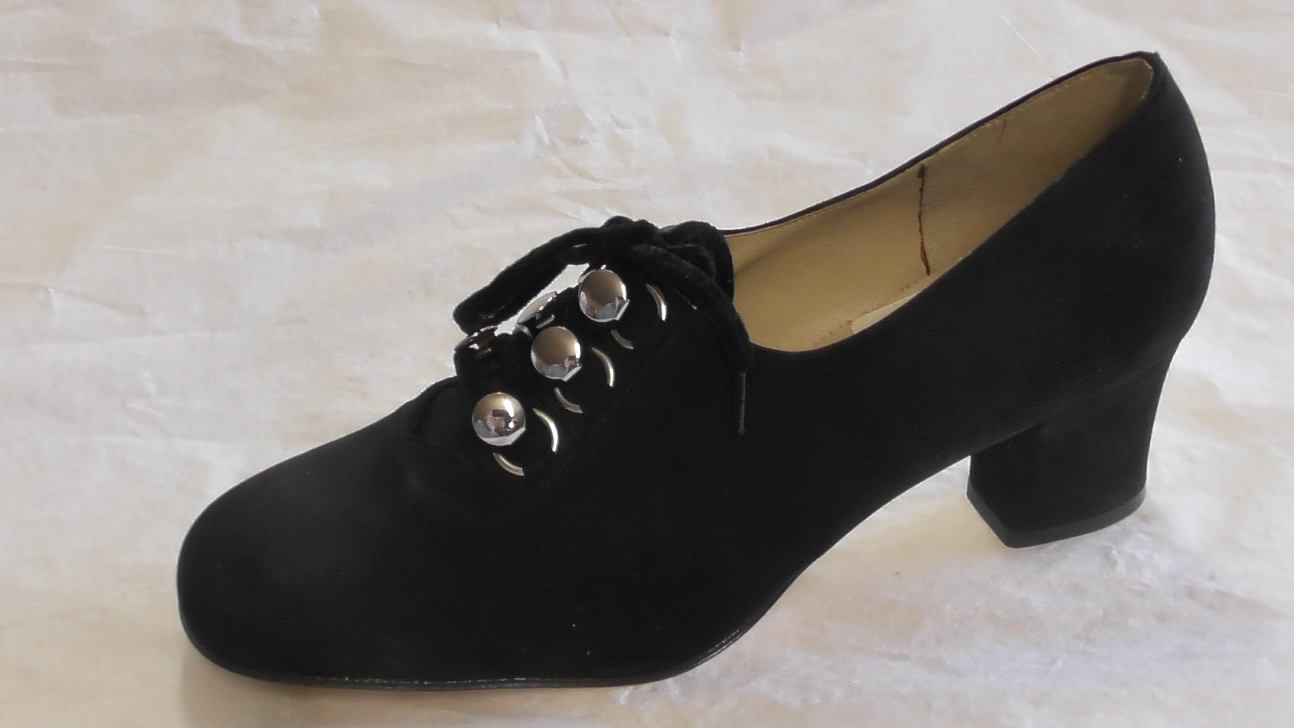 Schwarzer Schnürpumps aus Veloursleder mit Schnürsenkeln aus Samt (Deutsches Schuhmuseum Hauenstein CC BY-NC-SA)