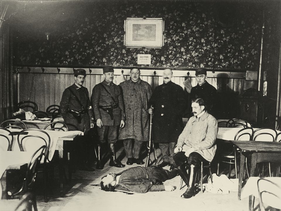 9.1.1924 / Ermordeter Heinz Orbis im Wittelsbacher Hof in Speyer. Neben ihm sitzend sein Adjutant. (Historisches Museum der Pfalz, Speyer CC BY)