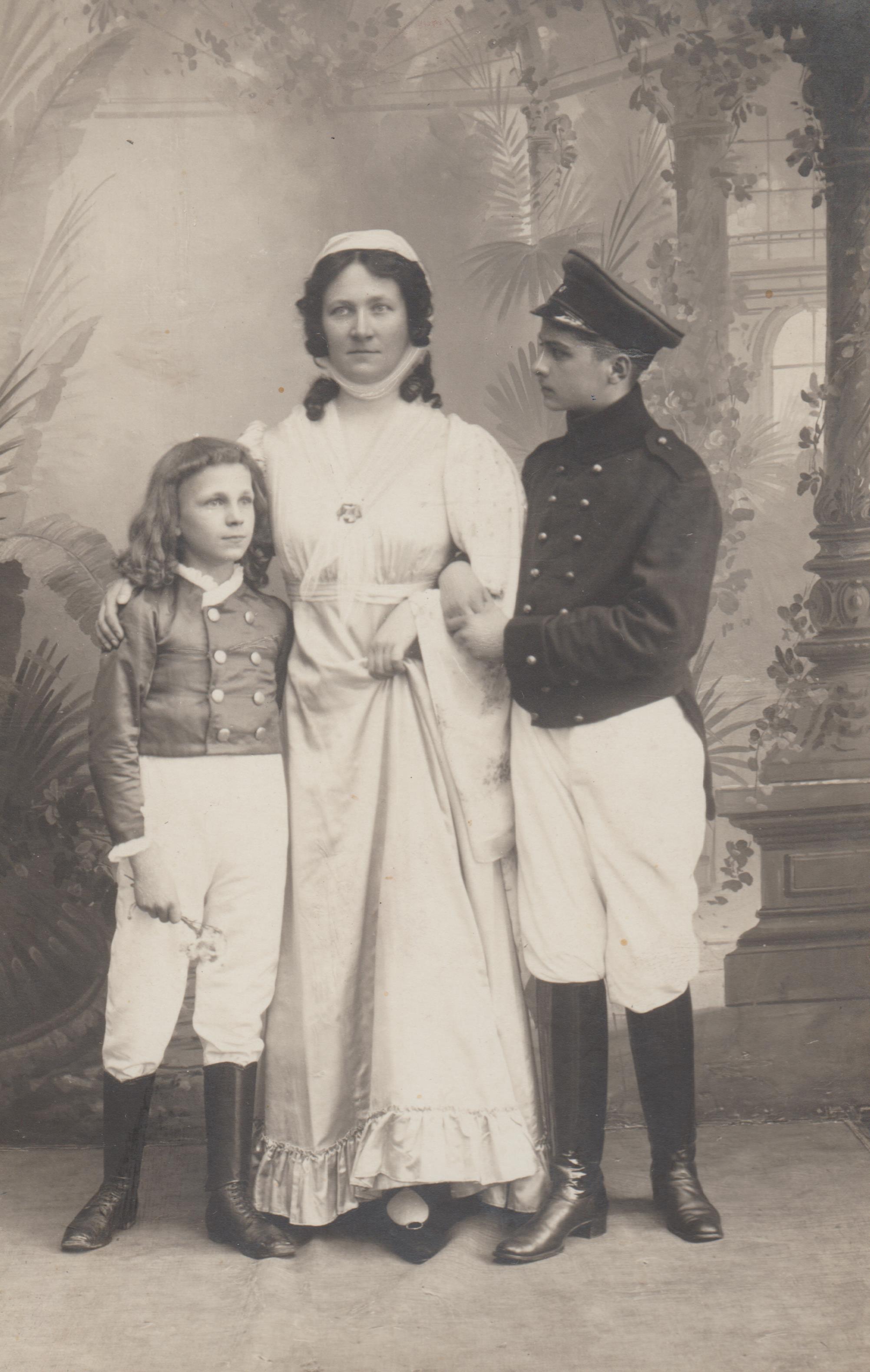 Luise Remy mit ihrem Sohn Ernstadolf Remy, um 1910 (REM CC BY-NC-SA)