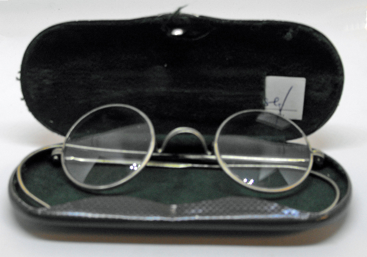 ABC Schutzmaskenbrille mit Metallbügel in Blechetui (Heimatmuseum und -Archiv Bad Bodendorf CC BY-NC-SA)