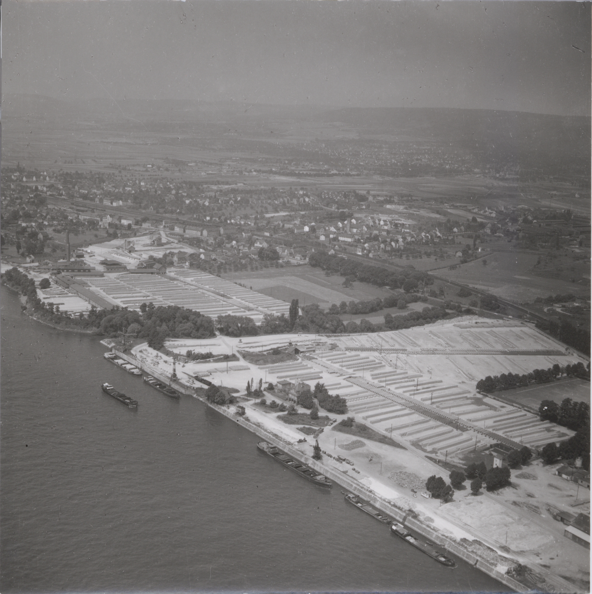 Luftaufnahme Rheinhafen und Schwemmsteinfabriken, Bendorf 1961 (REM CC BY-NC-SA)