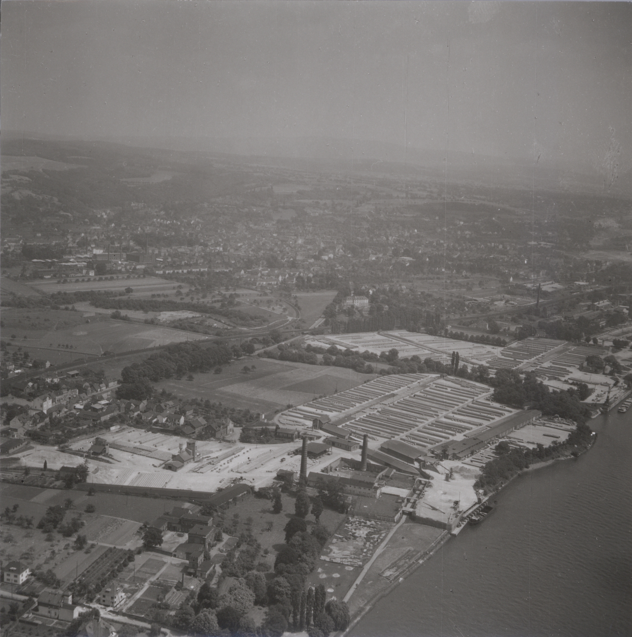 Luftaufnahme Rheinhafen und Schwemmsteinfabriken, Bendorf (REM CC BY-NC-SA)