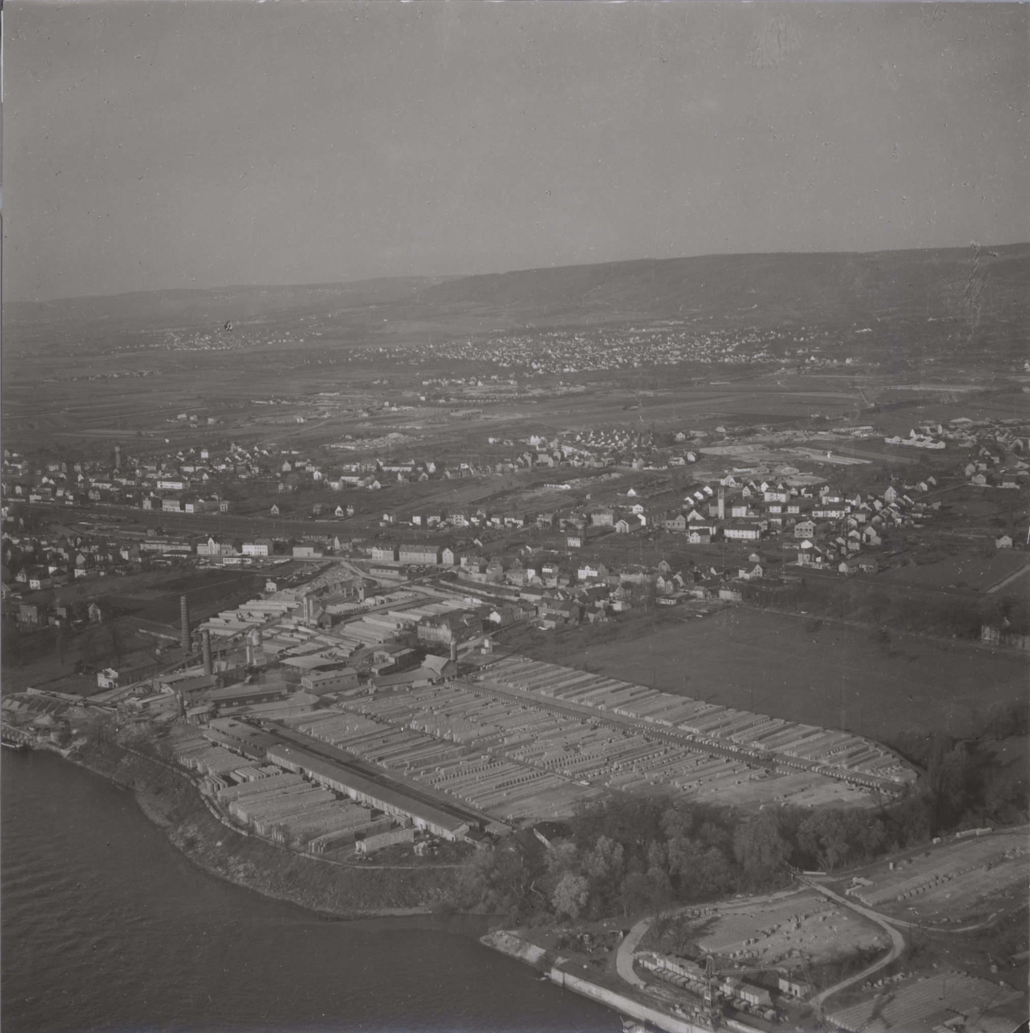 Luftaufnahme Rheinhafen und Schwemmsteinfabriken, Bendorf 1960er (REM CC BY-NC-SA)