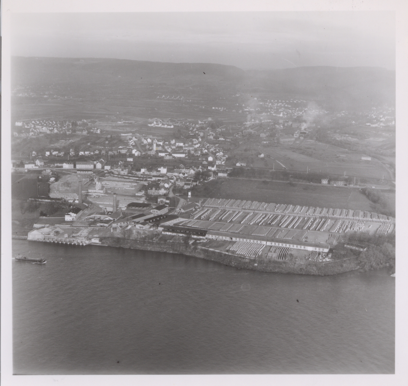 Luftaufnahme Rheinhafen und Schwemmsteinfabriken, Bendorf 1960 er Jahre (REM CC BY-NC-SA)