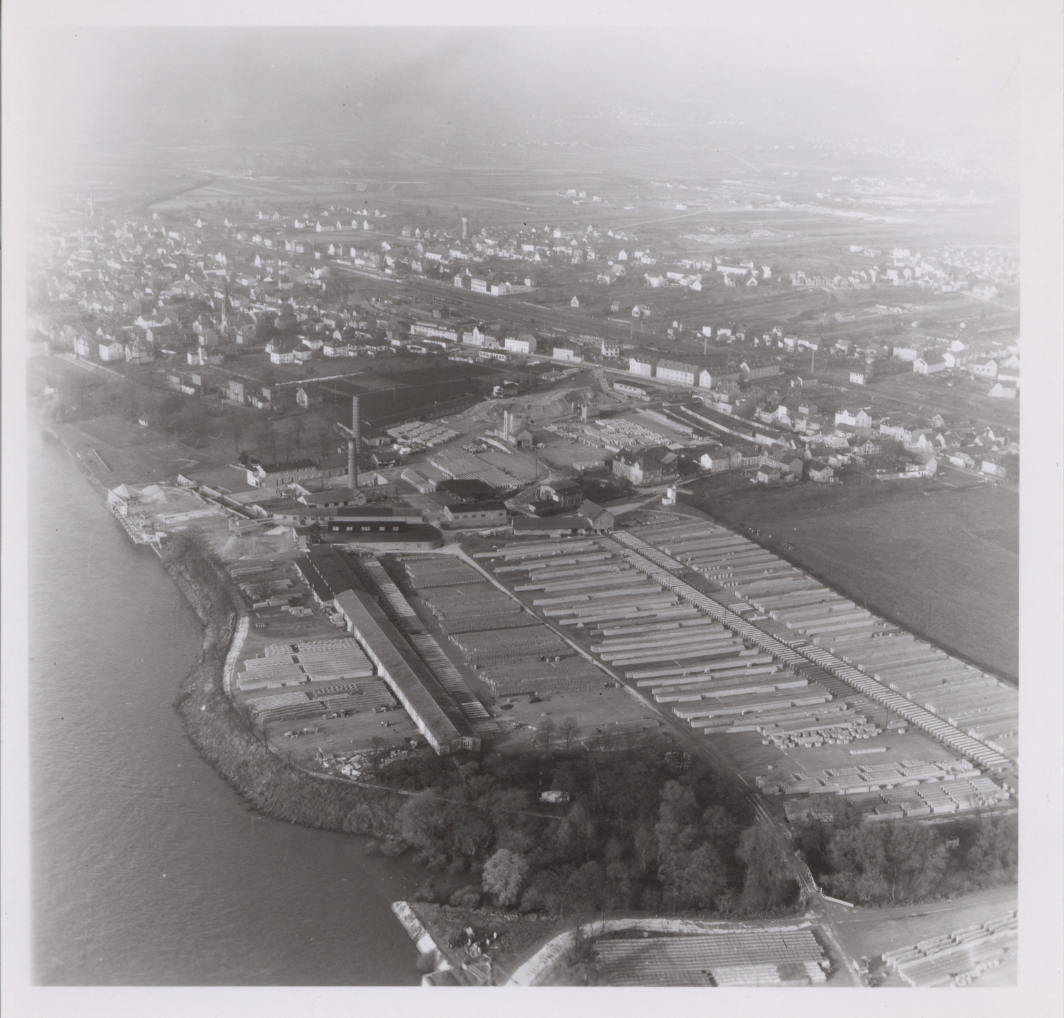 Luftaufnahme Rheinhafen und Schwemmsteinfabriken, Bendorf (REM CC BY-NC-SA)