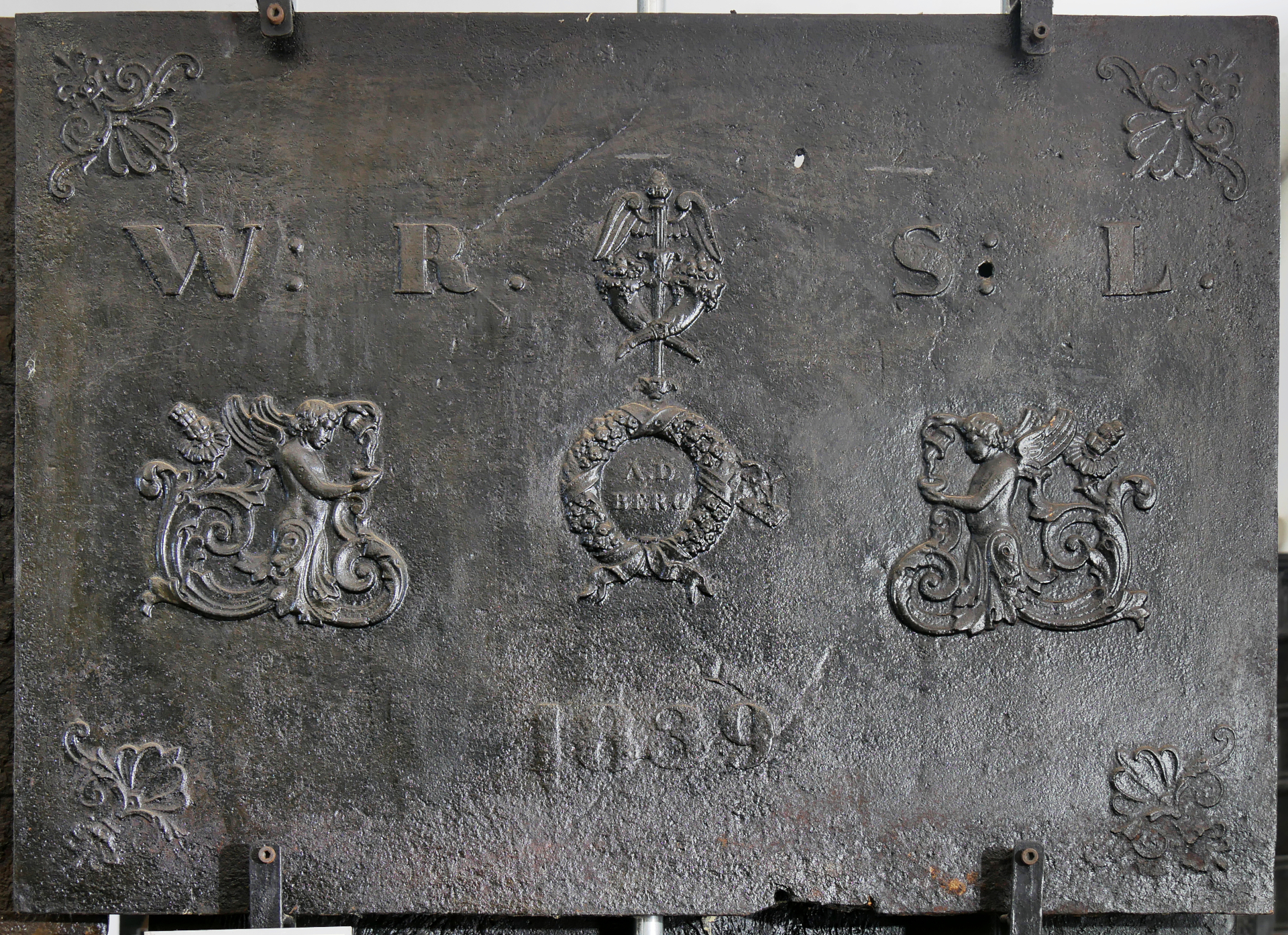 Kaminplatte, Hochzeitskranz (Volkskunde- und Freilichtmuseum Roscheider Hof CC0)