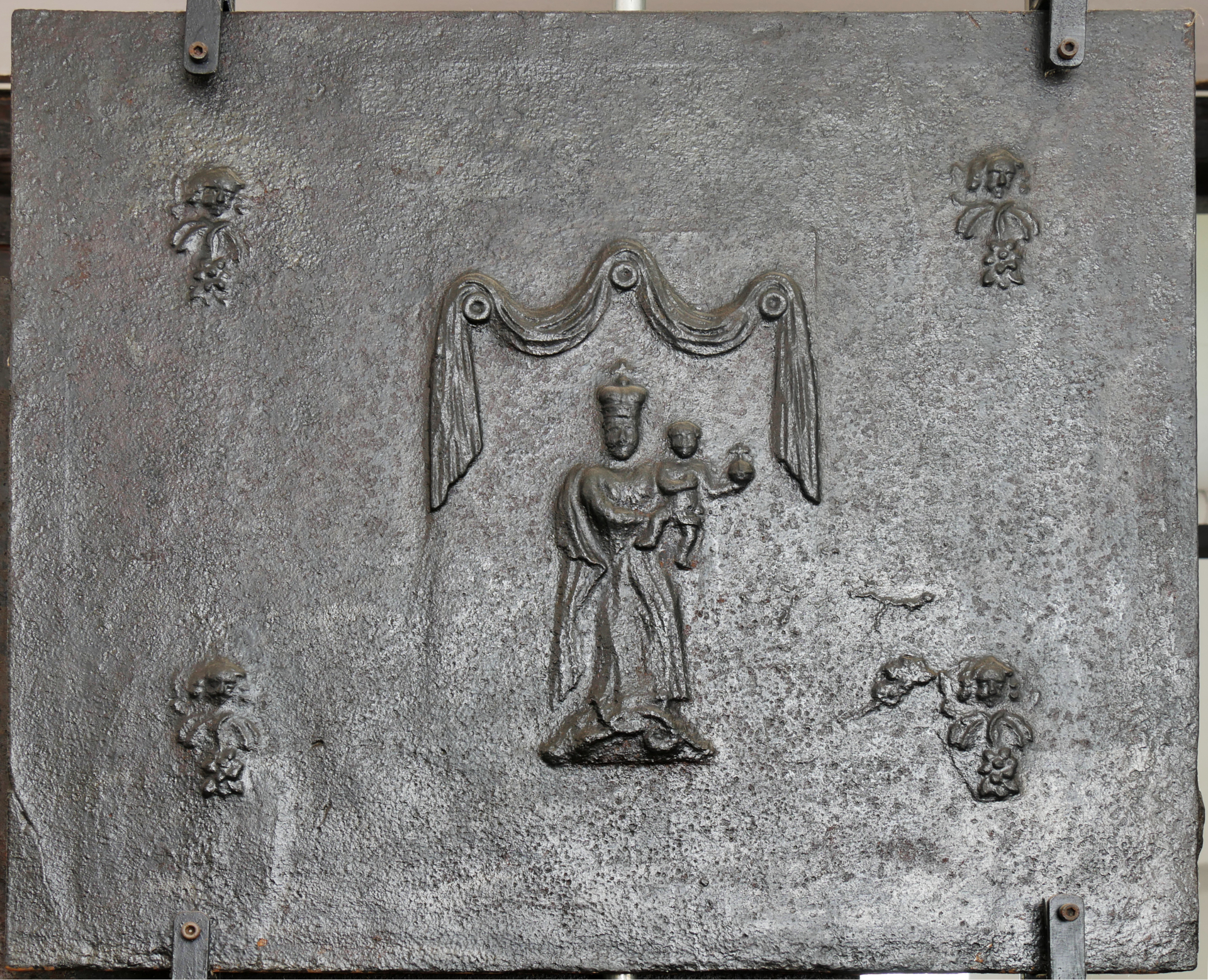 Kaminplattem, Madonna mit Kind (Volkskunde- und Freilichtmuseum Roscheider Hof CC0)