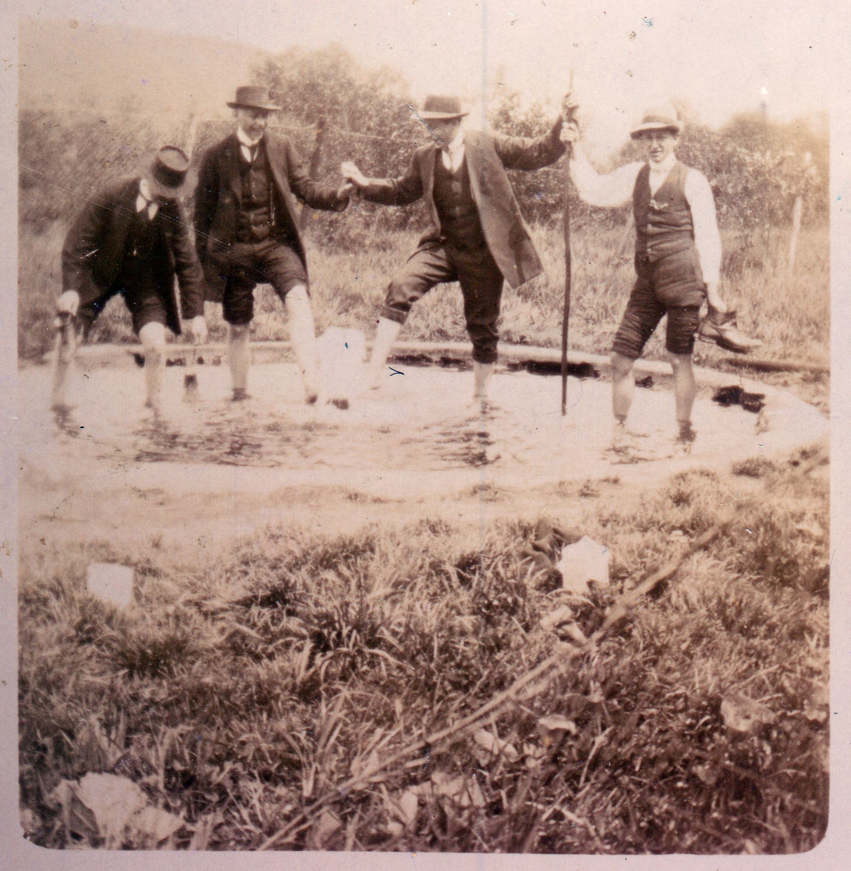 Vier Männer beim Wassertreten im Kurgarbrunnen (Heimatmuseum und -Archiv Bad Bodendorf CC BY-NC-SA)